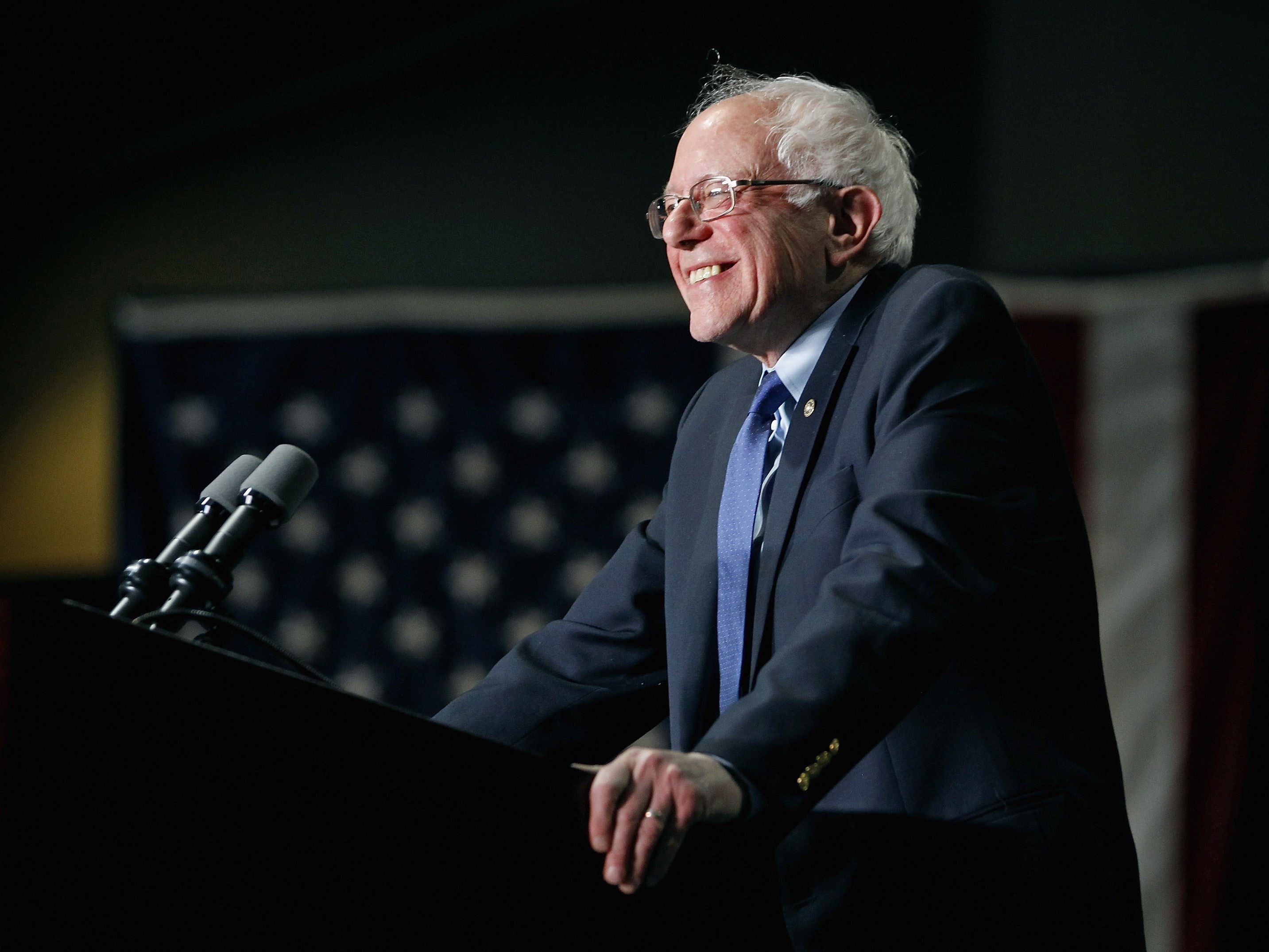 Bei den Demokraten stellt sich die Frage, wie lange Hillary Clintons Widersacher Bernie Sanders noch durchhalten kann - und will. Bei den Demokraten stellt sich die Frage, wie lange Hillary Clintons Widersacher Bernie Sanders noch durchhalten kann - und will.