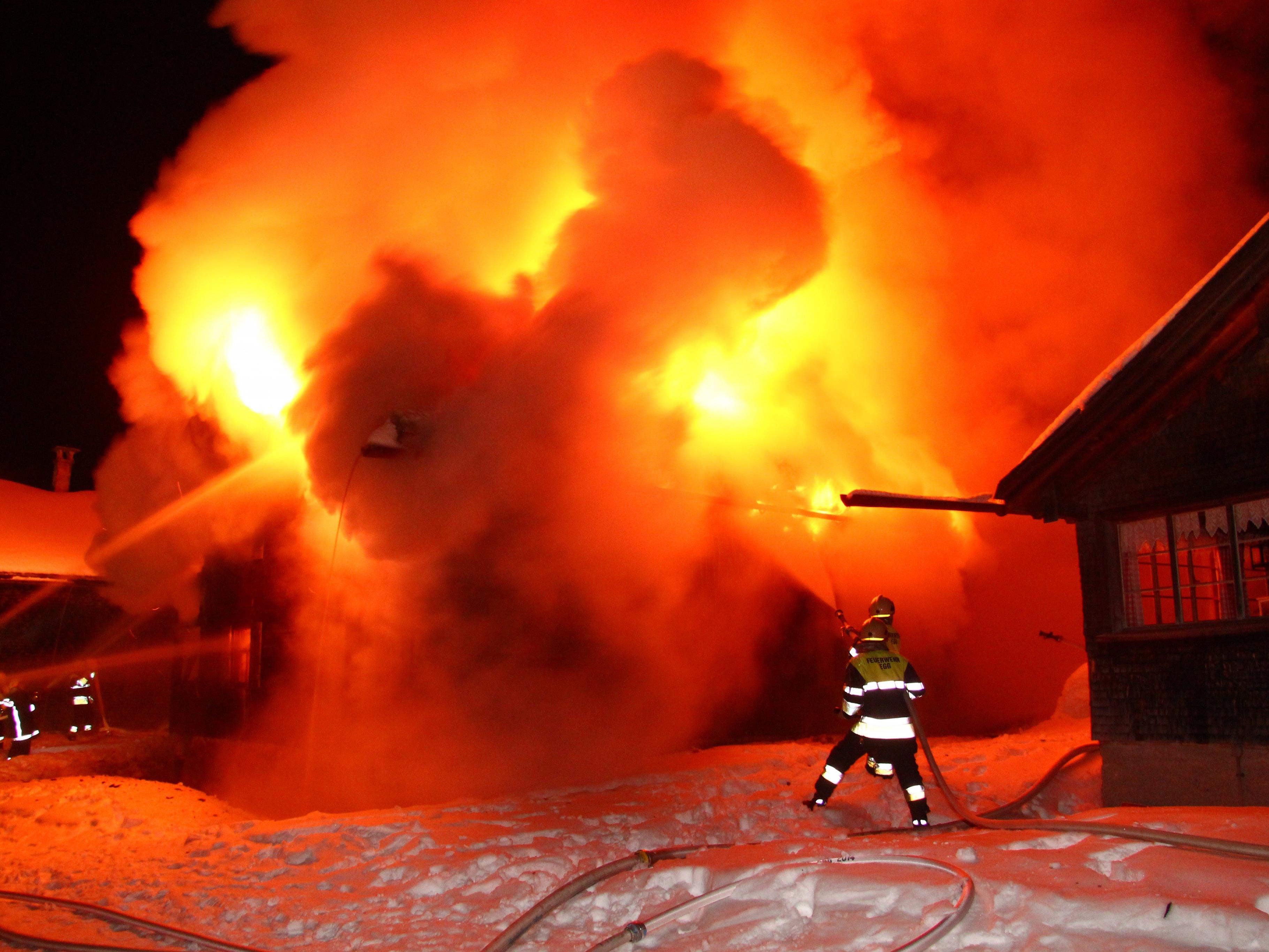 Großalarm in Schwarzenberg, nachdem eine Ferienhütte in Vollbrand geriet.