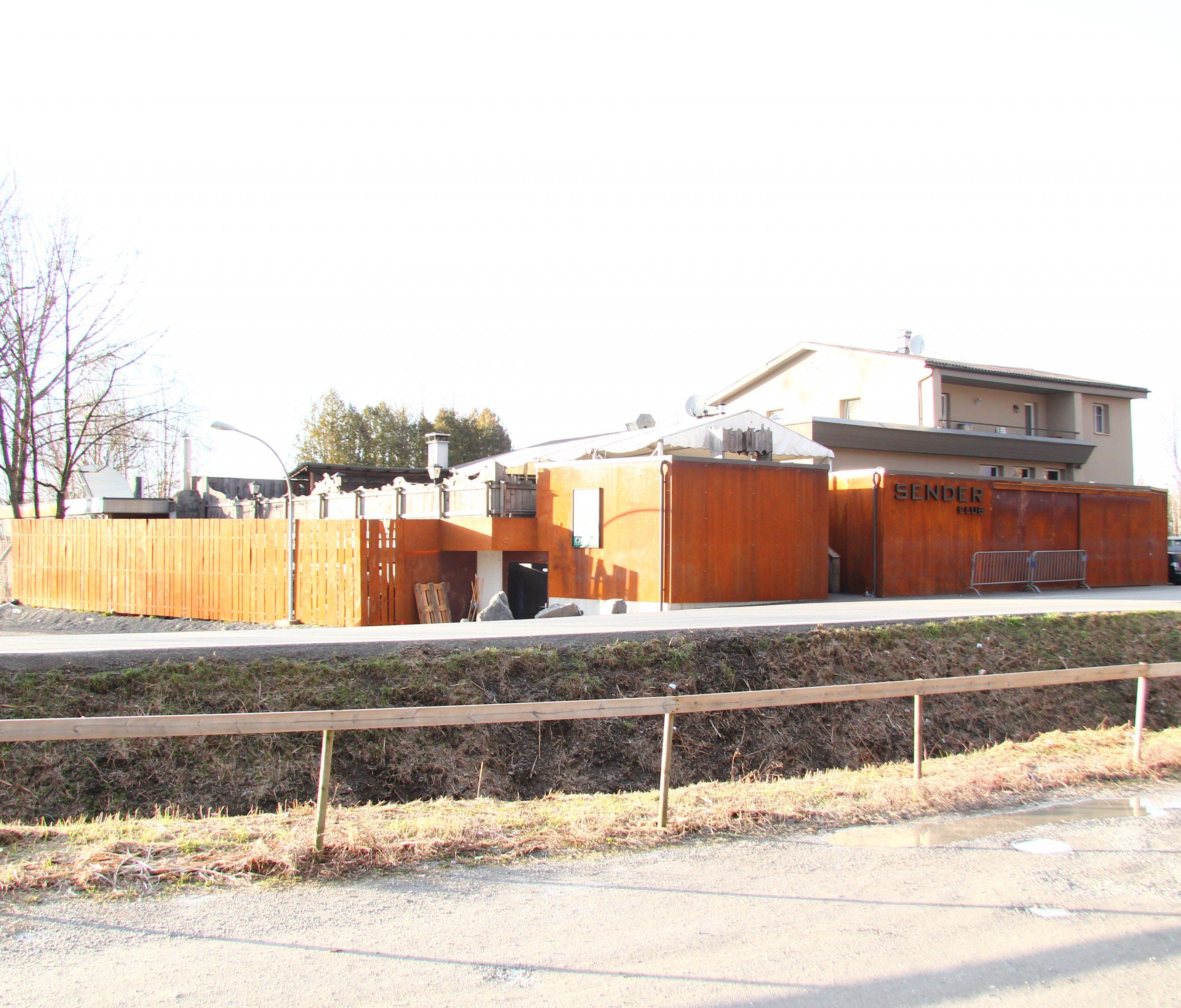 Rocker schlugen und stachen in Nachtclub Sender auf Türsteher ein - U-Haft über einen Tatverdächtigen verhängt. Rocker schlugen und stachen in Nachtclub Sender auf Türsteher ein - U-Haft über einen Tatverdächtigen verhängt.