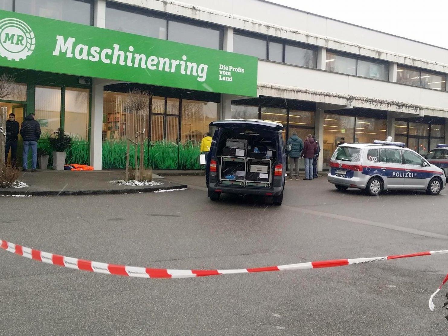 Auf einem Gehsteig nahe eines Einkaufszentrums in Steyr fand ein Passant eine reglose Person. Wie sich herausstellte, war der Mann bereits tot.