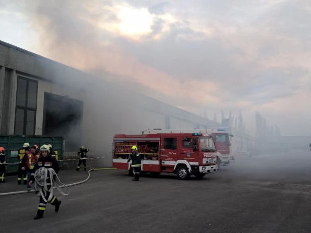 Brand in Caritas-Lager in Traiskirchen. Brand in Caritas-Lager in Traiskirchen.