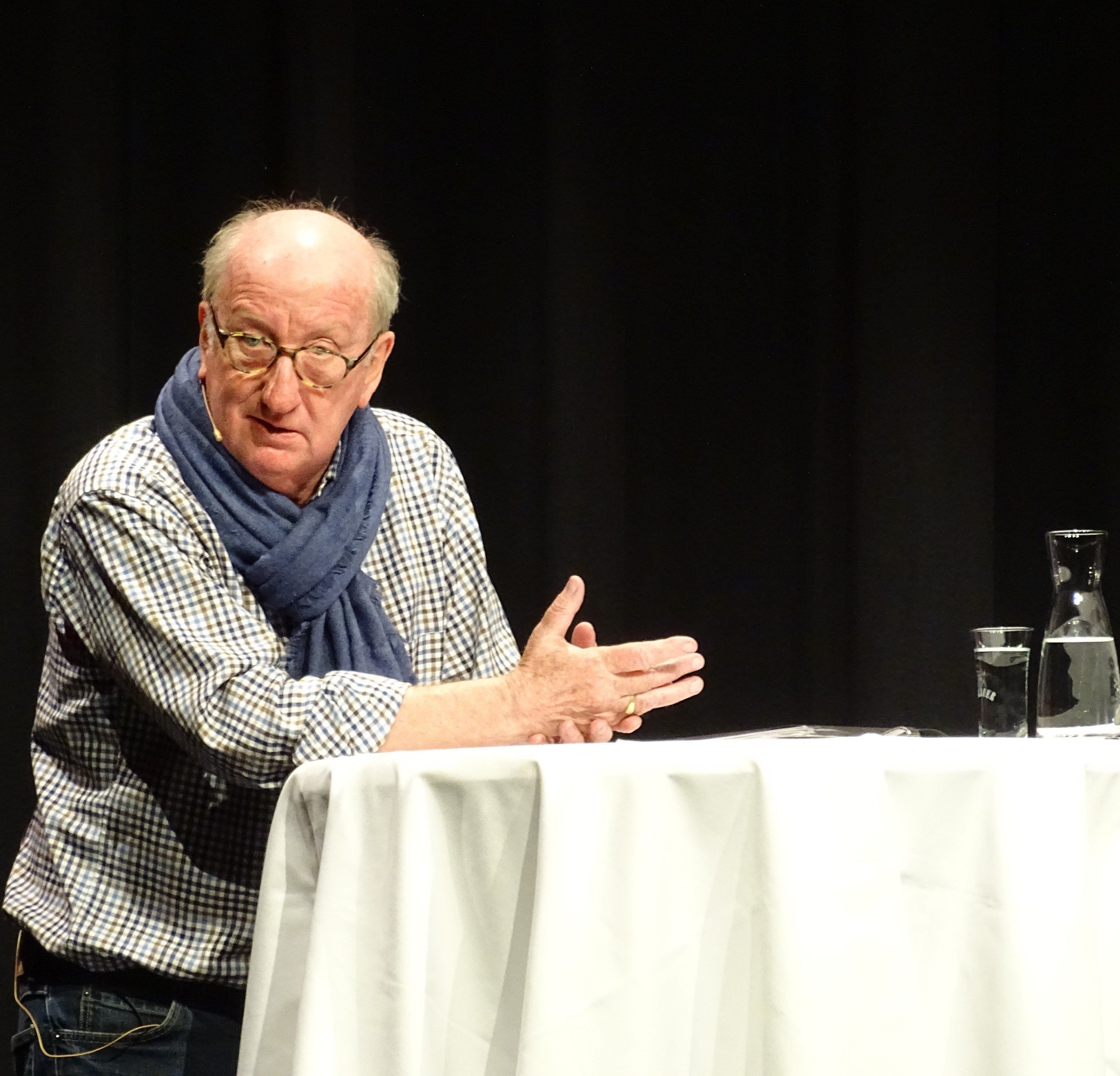 Jan-Uwe Rogge sorgte bei seinem Vortrag im Sonnenbergsaal für viel zustimmendes Kopfnicken von Seiten der zahlreich erschienen Eltern. Jan-Uwe Rogge sorgte bei seinem Vortrag im Sonnenbergsaal für viel zustimmendes Kopfnicken von Seiten der zahlreich erschienen Eltern.