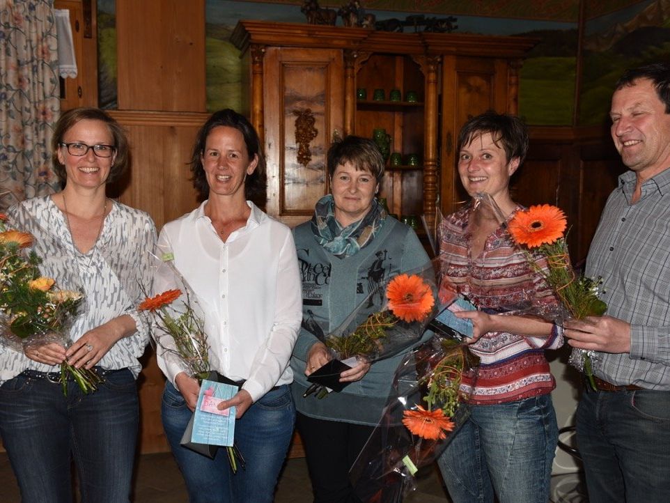 Die langjährigen Vorstandsmitglieder wurden gebührend verabschiedet. (v.l.n.r.: Ulrike Larsen, Elisabeth Berchtold, Irene Geser, Lucia Berlinger und Edwin Mennel) Die langjährigen Vorstandsmitglieder wurden gebührend verabschiedet. (v.l.n.r.: Ulrike Larsen, Elisabeth Berchtold, Irene Geser, Lucia Berlinger und Edwin Mennel)
