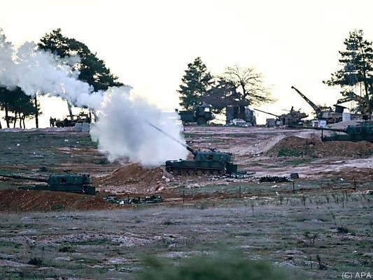 Türkische Artillerie erwiderte das Feuer