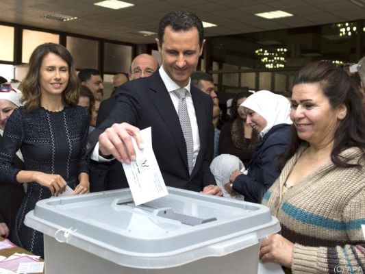 Assad bei seiner Stimmabgabe am Mitwoch Assad bei seiner Stimmabgabe am Mitwoch