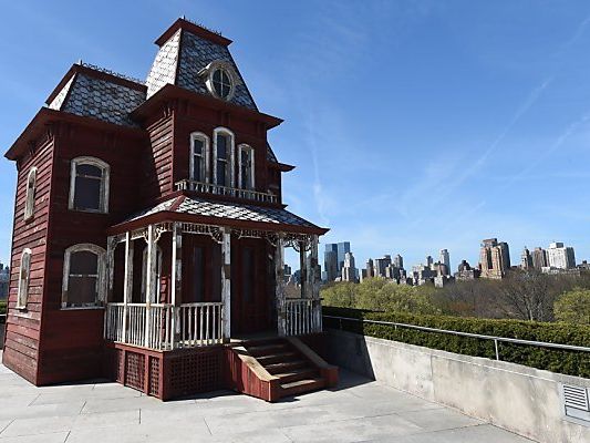 Ein rotes Häuschen vor der imposanten New Yorker Skyline Ein rotes Häuschen vor der imposanten New Yorker Skyline