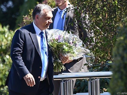 Orban bracht Blumen mit
