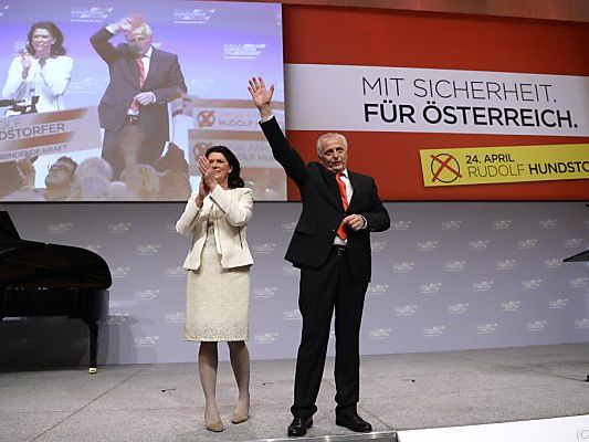 Hundstorfer und seine Frau Karin Risser zeigten Zuversicht Hundstorfer und seine Frau Karin Risser zeigten Zuversicht