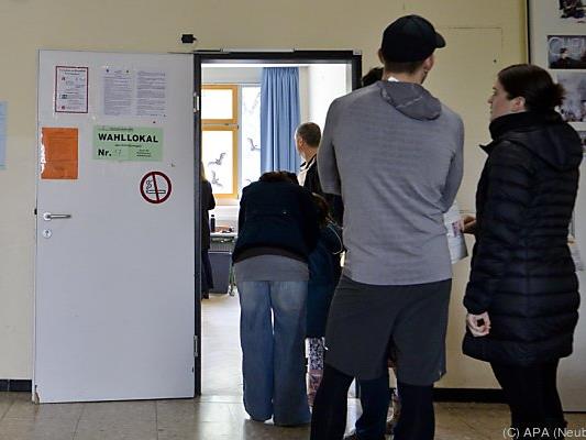 Wähler vor einem Wahllokal in Wien