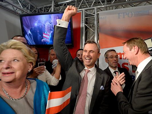 Ausgelassene Stimmung in der FPÖ-Parteizentrale Ausgelassene Stimmung in der FPÖ-Parteizentrale