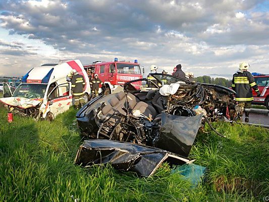 Pkw prallte gegen entgegenkommendes Rettungsfahrzeug Pkw prallte gegen entgegenkommendes Rettungsfahrzeug