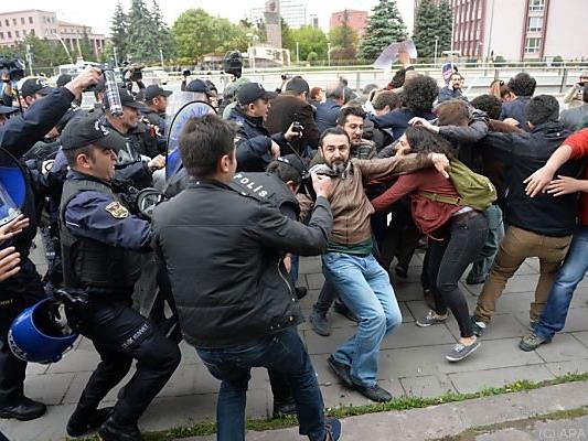 Gewaltsames Vorgehen der Polizei gegen Demonstranten