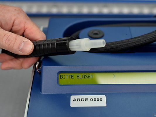 Die vorgenommene Alkoholkontrolle bestätigte den Verdacht Die vorgenommene Alkoholkontrolle bestätigte den Verdacht