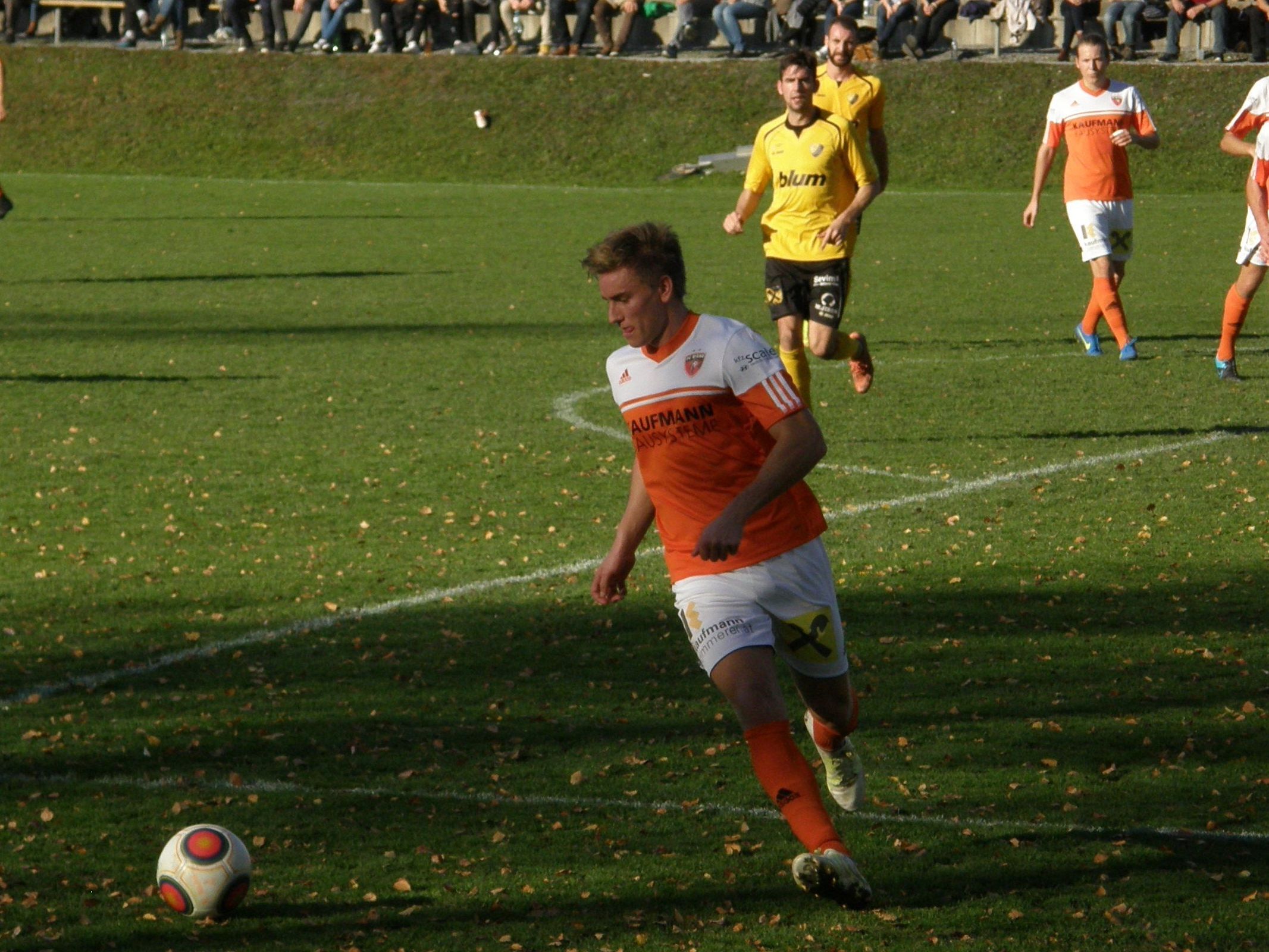 Pius Simma und seine Mitstreiter vom FC Bizau sind gegen Alberschwende auf drei Punkte aus.. Pius Simma und seine Mitstreiter vom FC Bizau sind gegen Alberschwende auf drei Punkte aus..