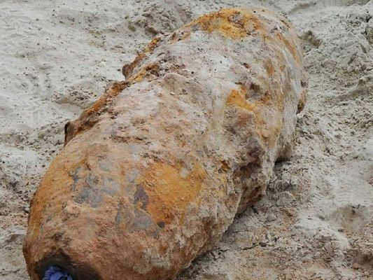 Eine Fliegerbombe legte am Montag den Zugverkehr an der Wiener Stadtgrenze lahm. Eine Fliegerbombe legte am Montag den Zugverkehr an der Wiener Stadtgrenze lahm.