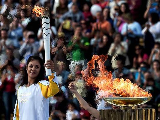 Griechische Ruderin Katerina Nikolaidou mit der olympischen Fackel Griechische Ruderin Katerina Nikolaidou mit der olympischen Fackel