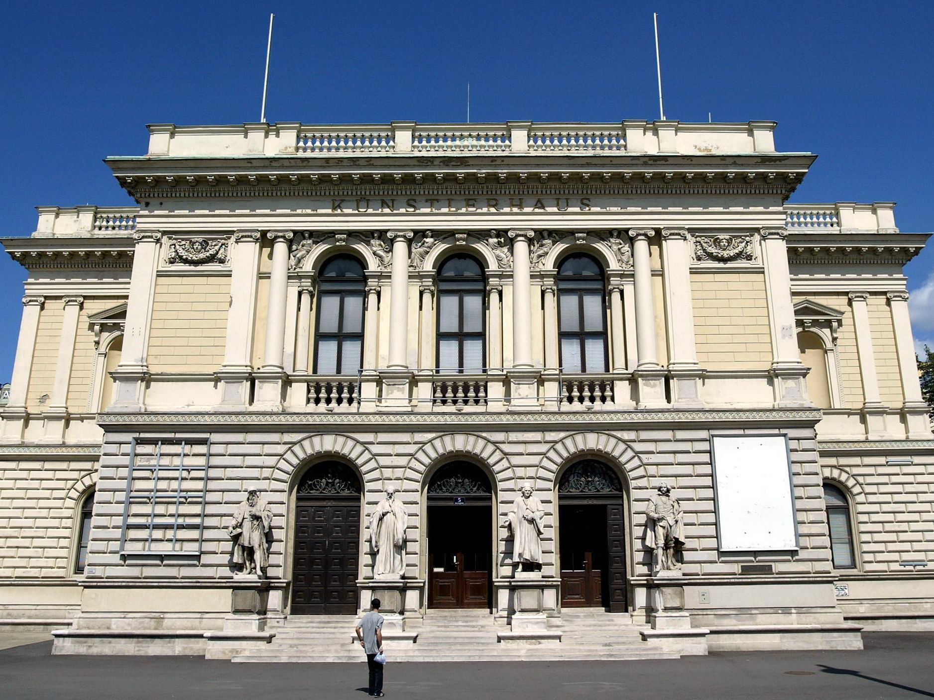 Der Modepalast kommt ins Wiener Künstlerhaus. Der Modepalast kommt ins Wiener Künstlerhaus.