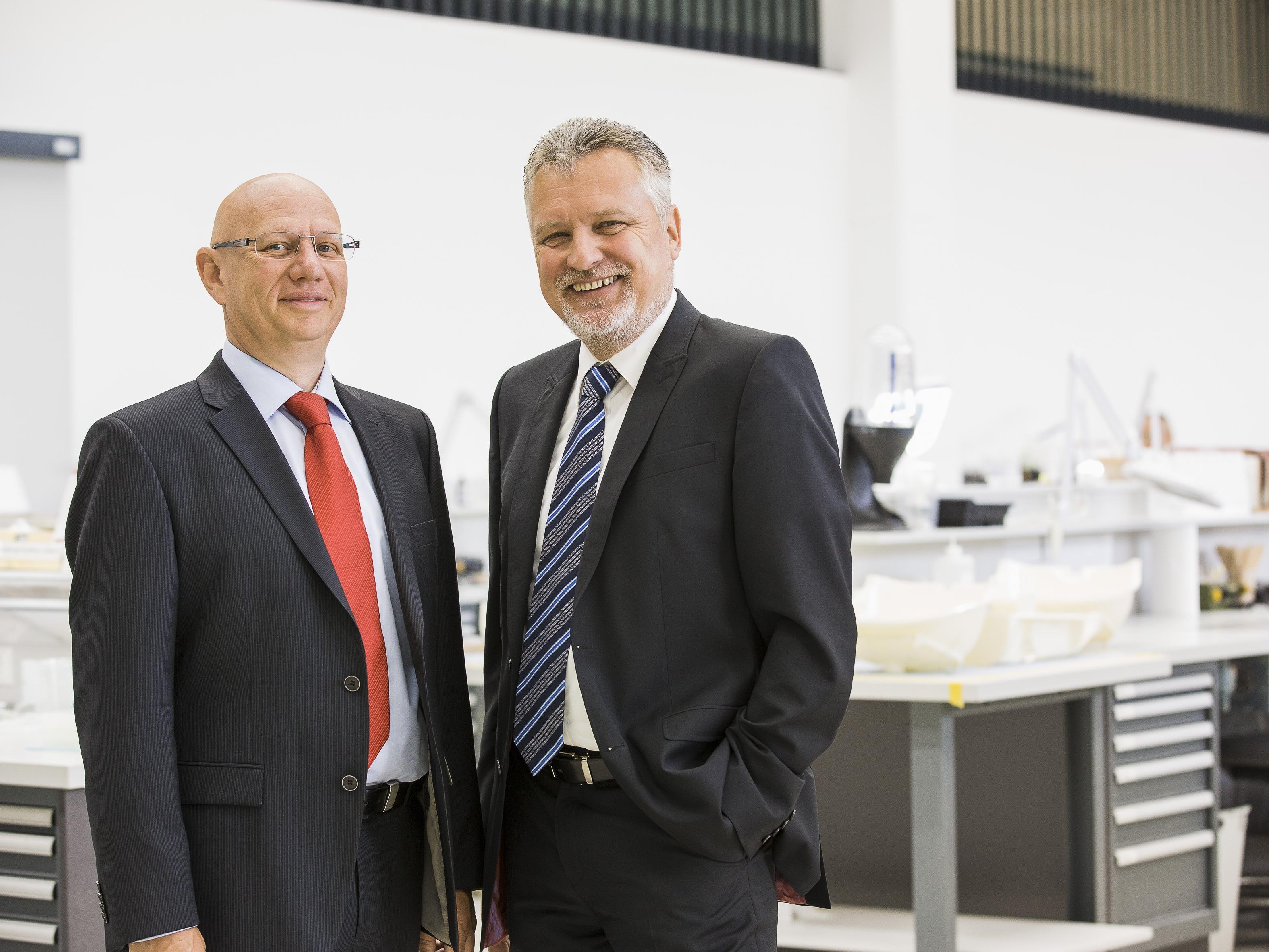 Auch im Jubiläumsjahr auf Erfolgskurs: Die beiden Gründer und Inhaber von 1zu1 Prototypen, Hannes Hämmerle (links) und Wolfgang Humml erwarten für 2016 neuerlich ein Umsatzplus.