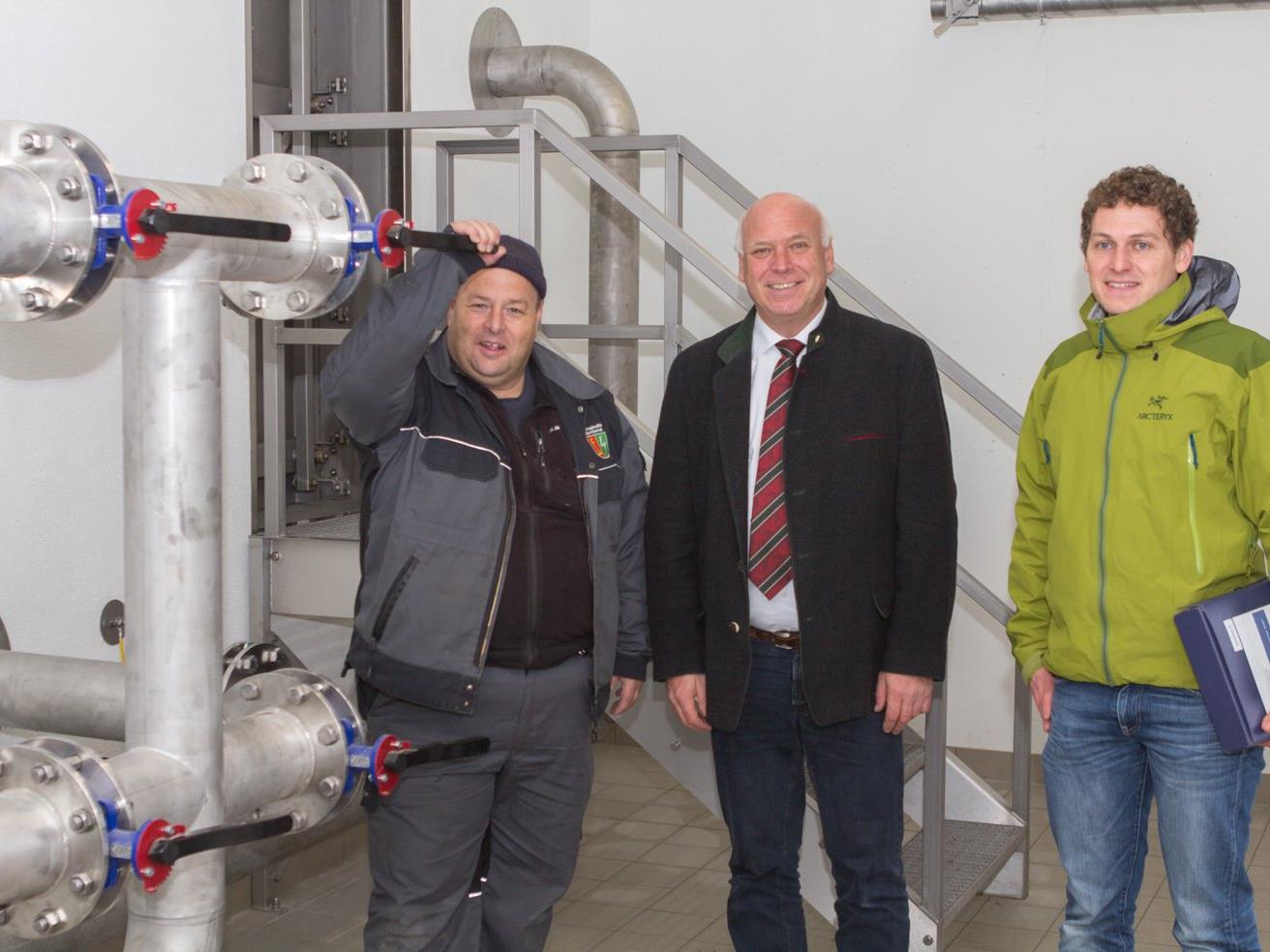 Bürgermeister Wachter und Wassermeister Bott freuen sich über eine der besten und moderstens Wasserversorgungsanlagen in Vorarlberg.
