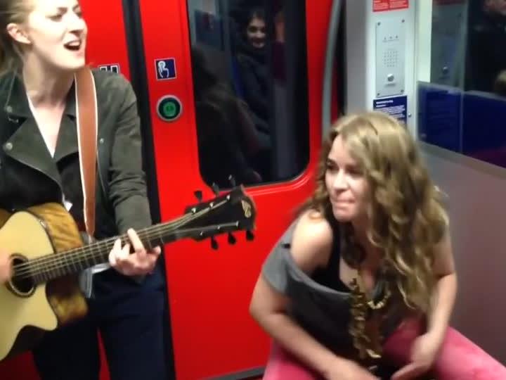 Das Musikvideo aus der S-Bahn wurde ein viraler Hit.