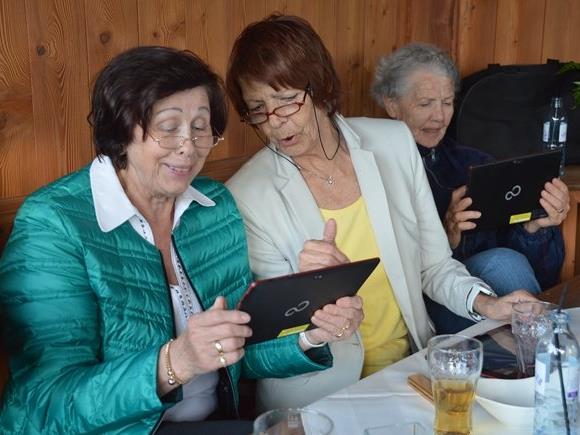 Seniorinnen beim Tablet-Stammtisch