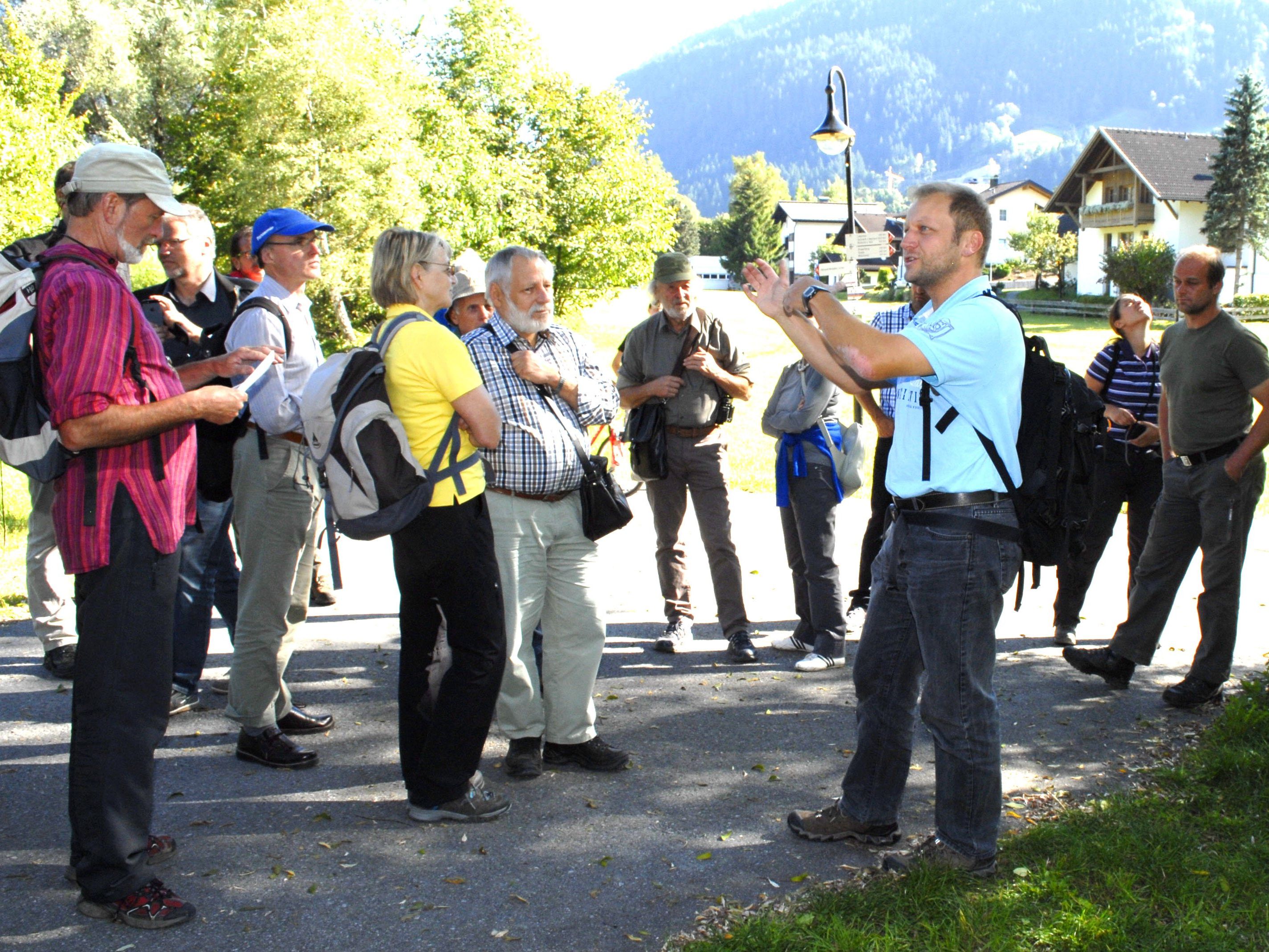 Rochus Schertler bei der Exkursion "Lebensraum Auwald" im September 2013 in Tschagguns Rochus Schertler bei der Exkursion "Lebensraum Auwald" im September 2013 in Tschagguns