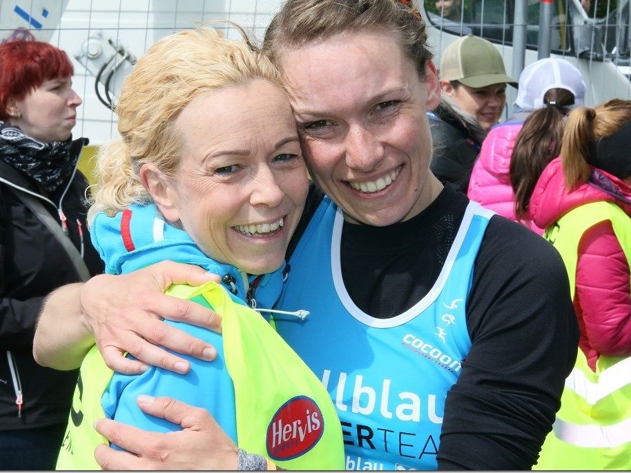 Denise Neufert (r.) gewinnt das Rennen über 14 Kilometer Denise Neufert (r.) gewinnt das Rennen über 14 Kilometer