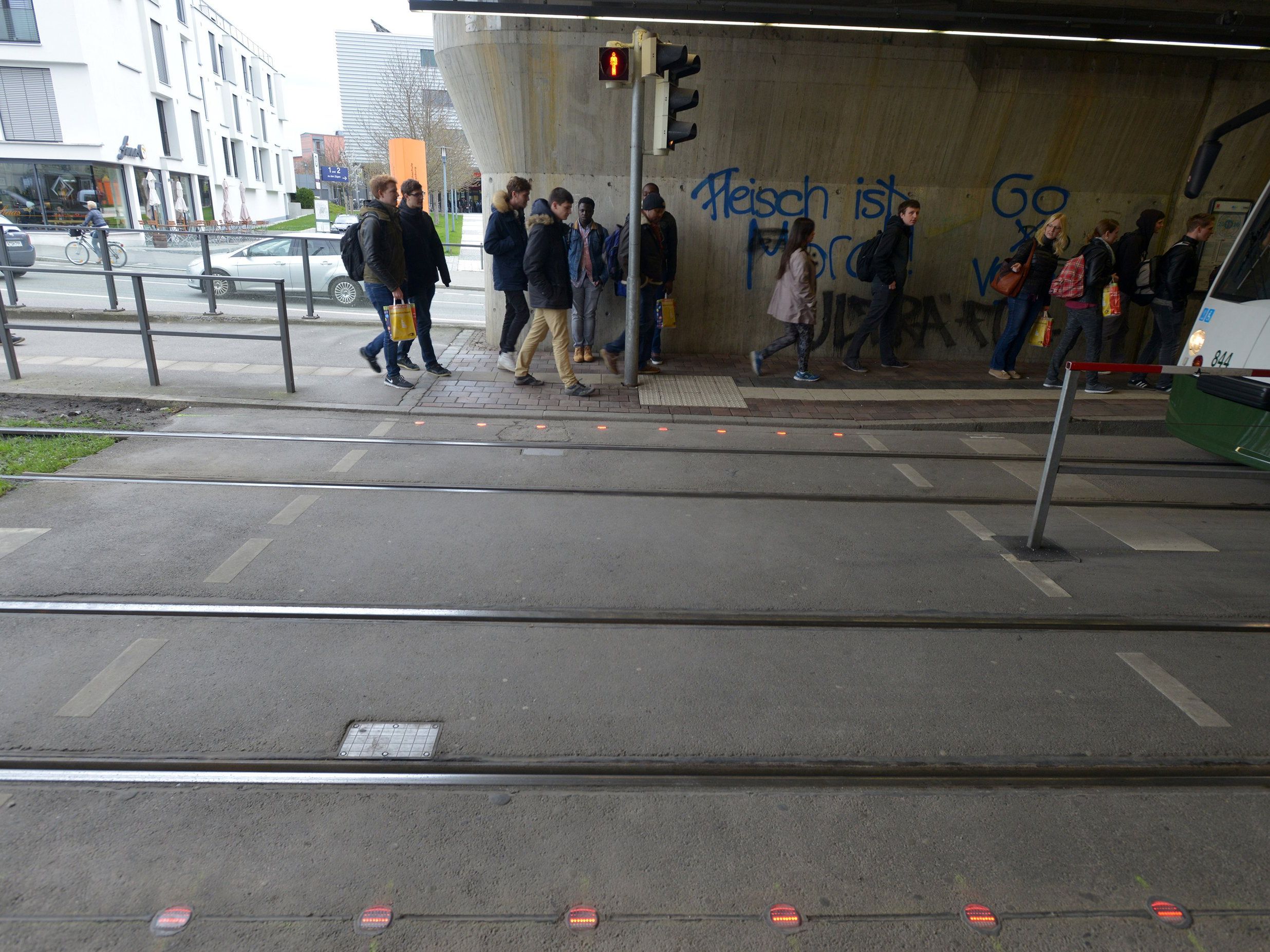 LED-Lichtsignale, die an zwei Haltestellenübergängen in Augsburg (Bayern) im Boden eingebaut sind LED-Lichtsignale, die an zwei Haltestellenübergängen in Augsburg (Bayern) im Boden eingebaut sind