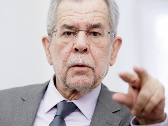 Van der Bellen wurde als "faschistischer grüner Diktator" bezeichnet. Van der Bellen wurde als "faschistischer grüner Diktator" bezeichnet.