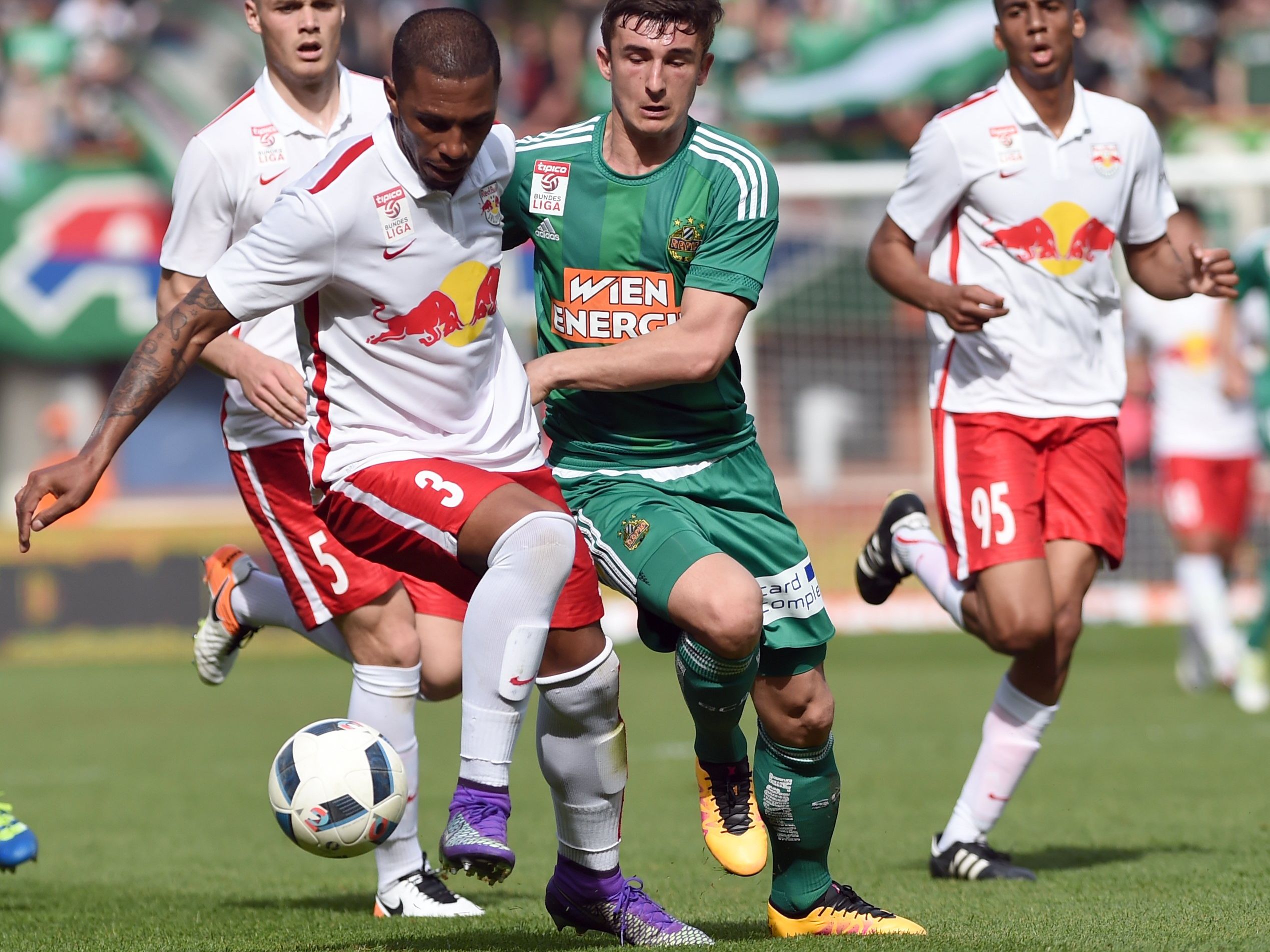 Kein Sieger im Spitzenspiel zwischen Rapid und Red Bull Salzburg. Kein Sieger im Spitzenspiel zwischen Rapid und Red Bull Salzburg.