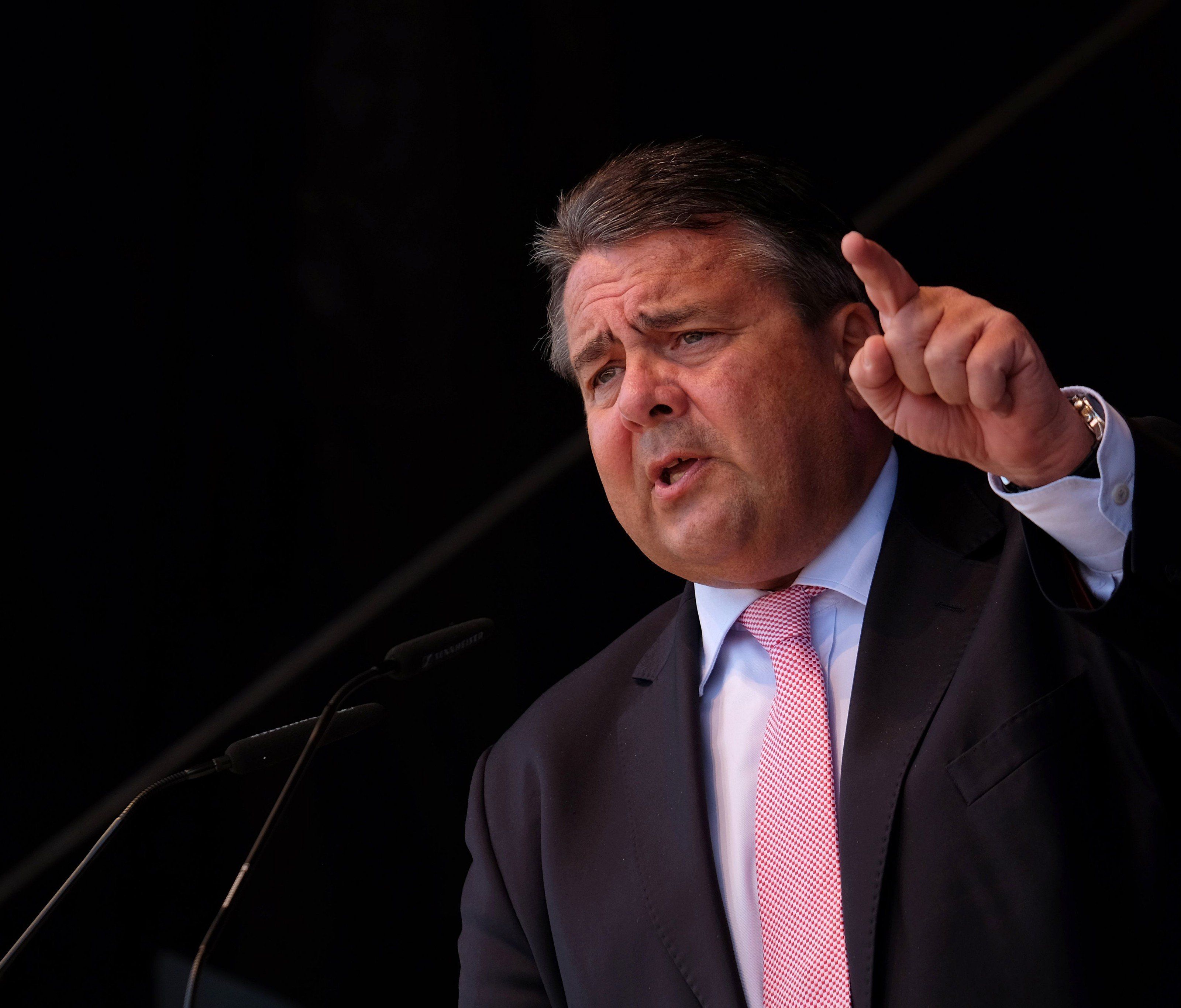 Gabriel: "Jetzt sollten sich alle demokratischen Kräfte hinter den demokratischen Kandidaten Van der Bellen stellen." Gabriel: "Jetzt sollten sich alle demokratischen Kräfte hinter den demokratischen Kandidaten Van der Bellen stellen."