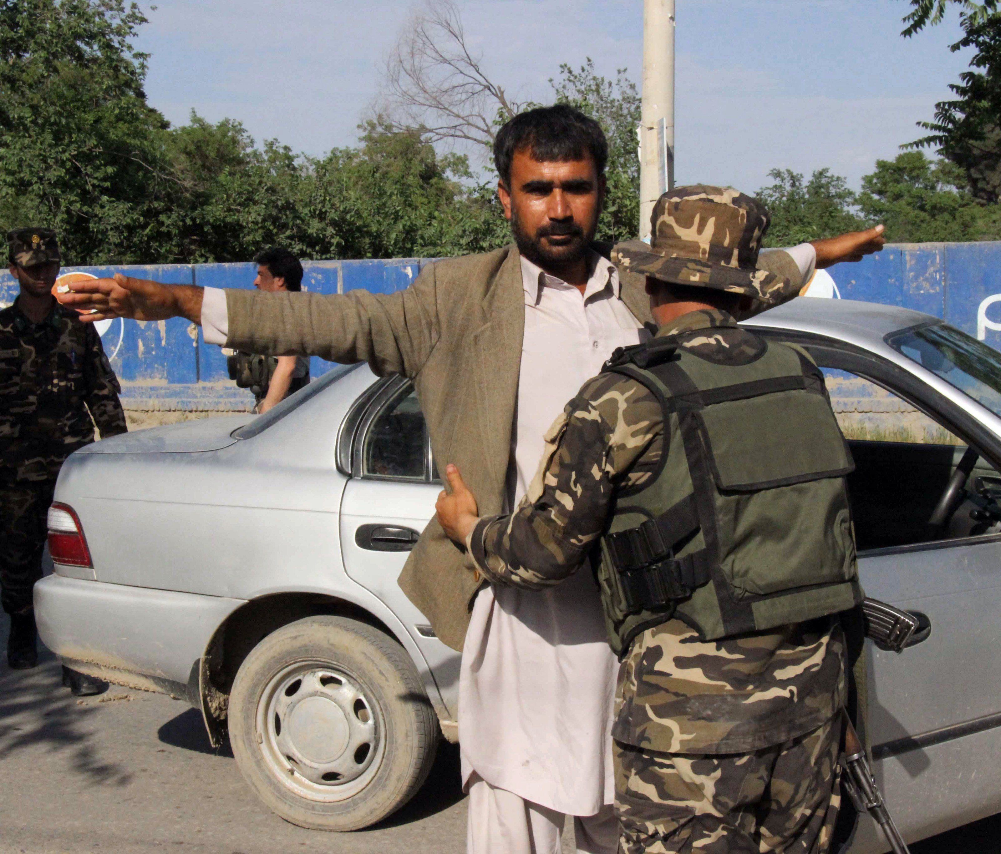 Afghanische Sicherheitskräfte kontrollieren Pendler an einem Checkpoint in Kunduz Afghanische Sicherheitskräfte kontrollieren Pendler an einem Checkpoint in Kunduz