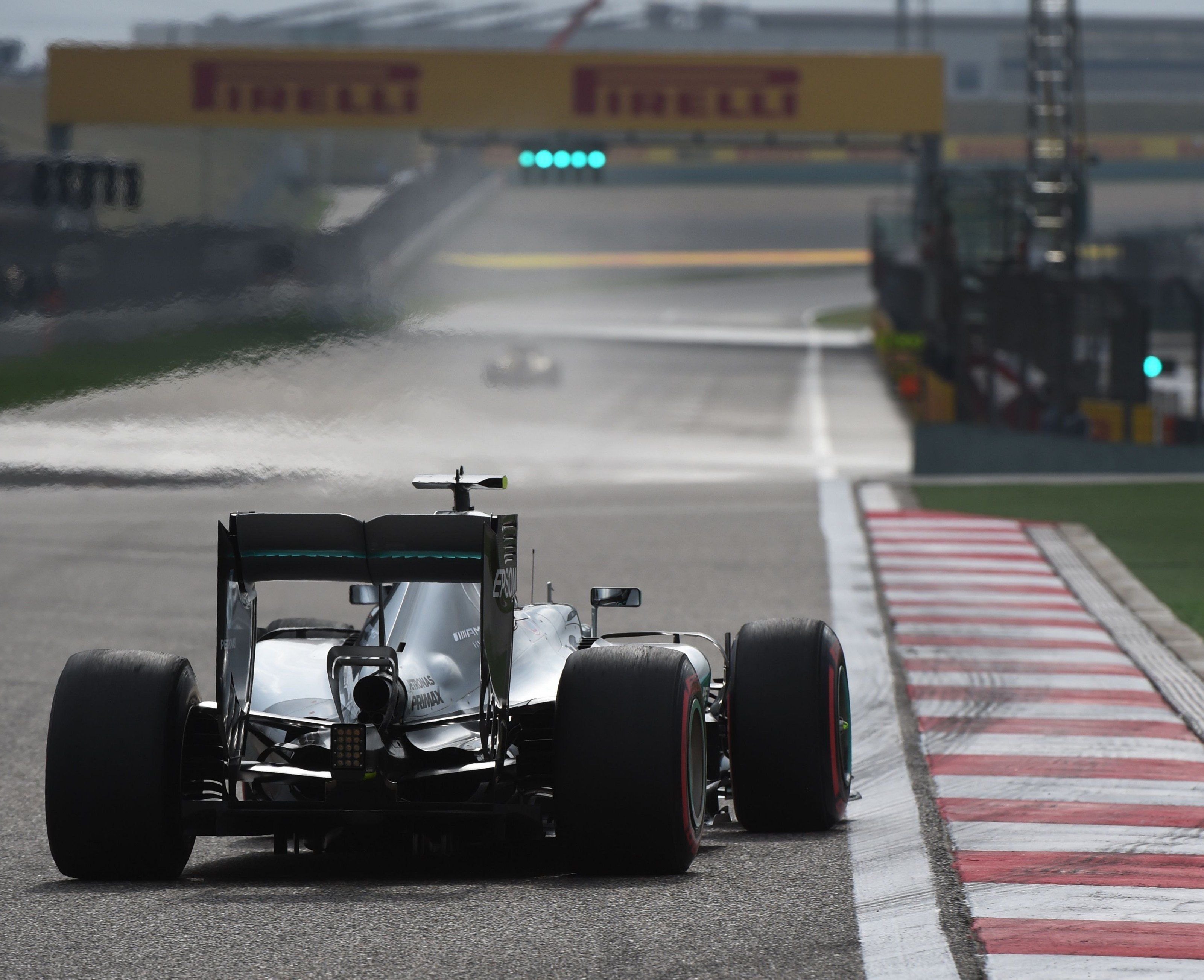 Die Konkurrenz wird von Nico Rosberg beim Start am Sonntag nur den Auspuff sehen. Die Konkurrenz wird von Nico Rosberg beim Start am Sonntag nur den Auspuff sehen.