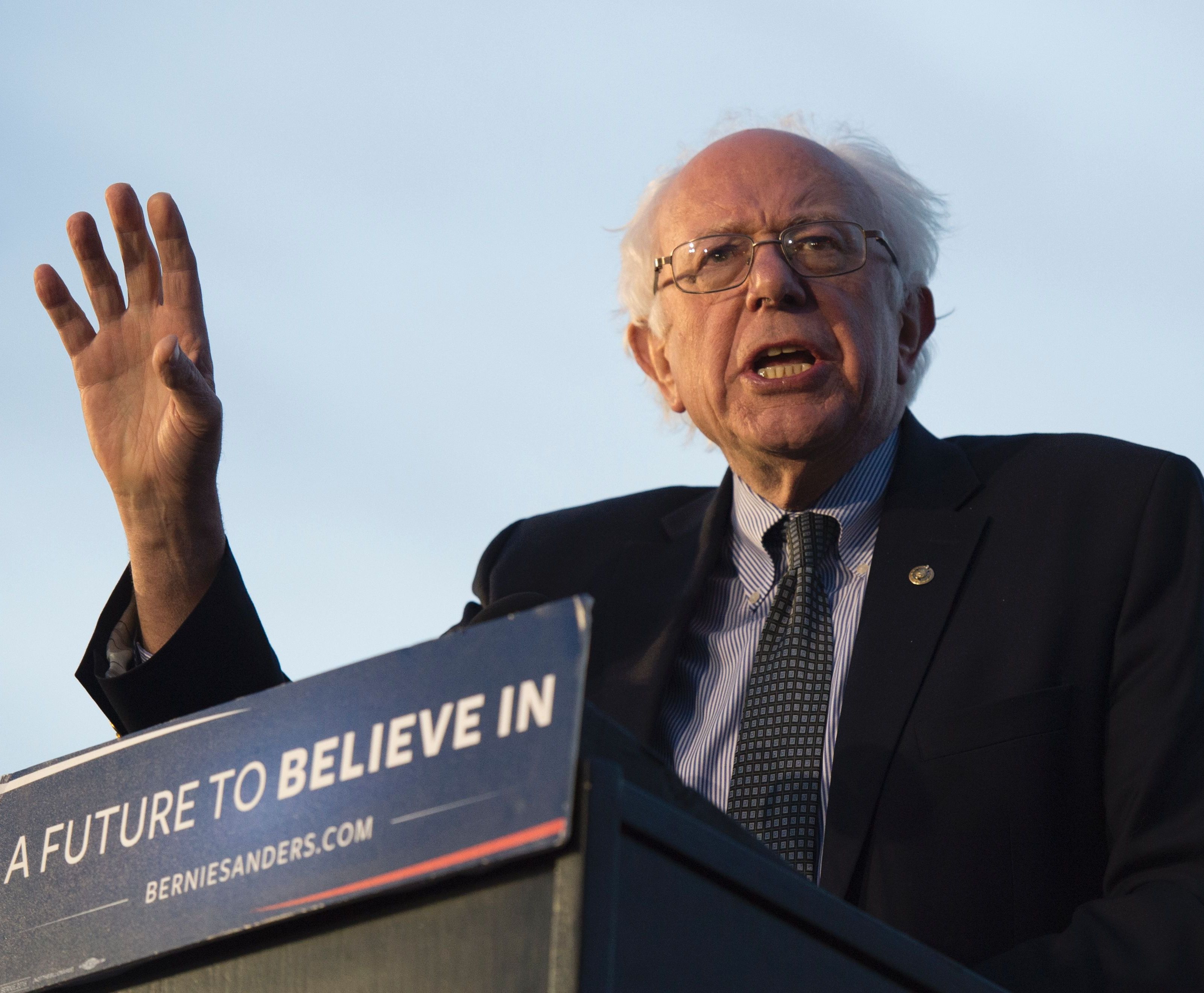 Sanders, der bei den letzten Vorwahlen eine Siegesserie hinlegte, müsste 68 Prozent der verbleibenden Delegiertenstimmen bei den Demokraten gewinnen, um die Nominierung der Partei zu bekommen. Sanders, der bei den letzten Vorwahlen eine Siegesserie hinlegte, müsste 68 Prozent der verbleibenden Delegiertenstimmen bei den Demokraten gewinnen, um die Nominierung der Partei zu bekommen.