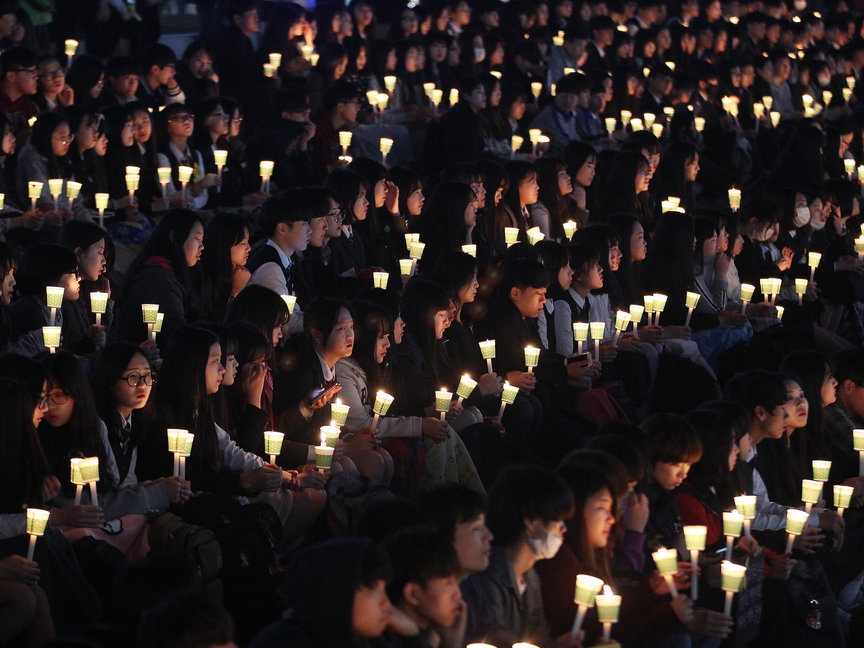 Schüler gedenken den Opfern des Sewol-Untergangs vor zwei Jahren
