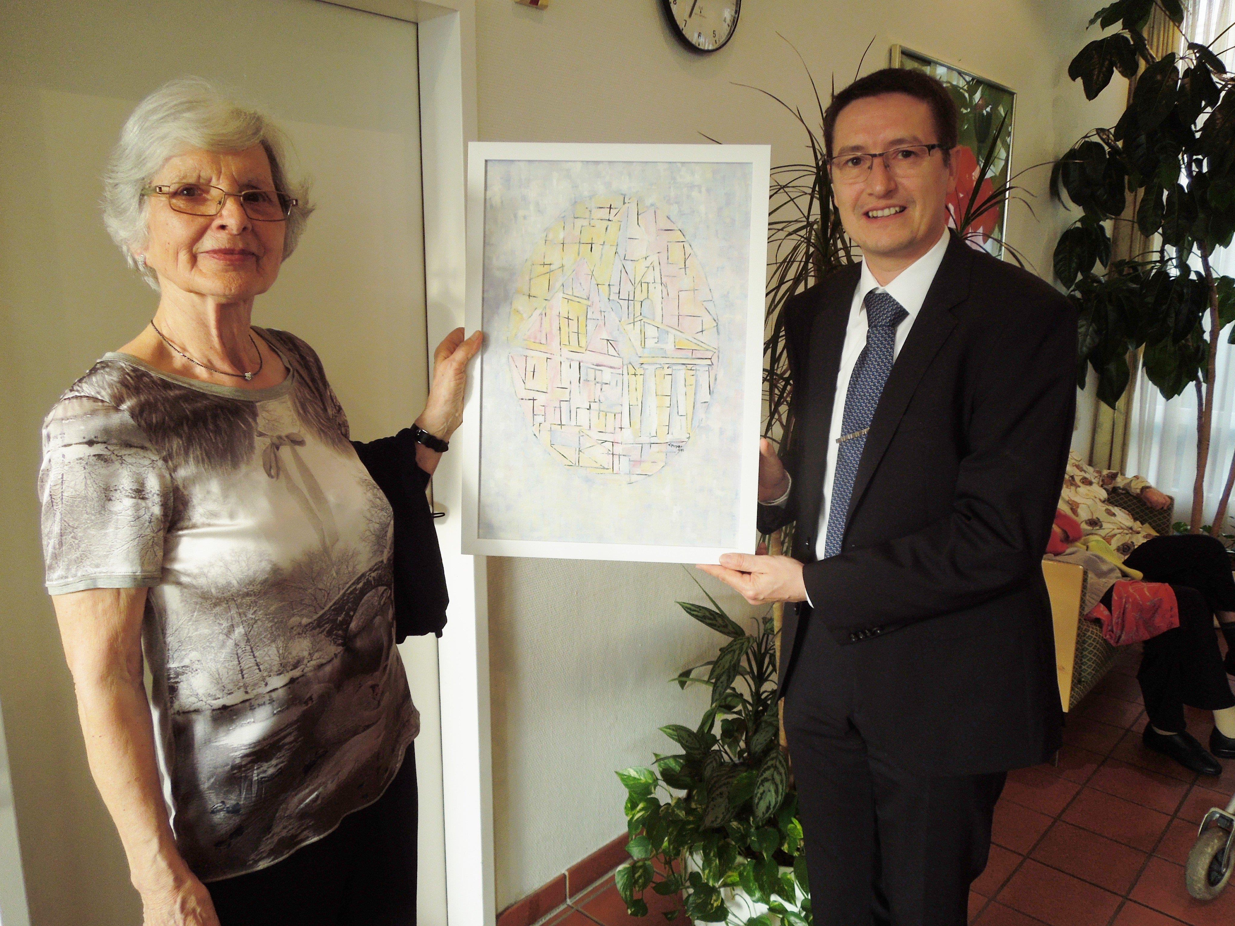 Als Dankeschön gab es ein Werk für die Seniorenresidenz, das Heimleiter Philipp Graninger gerne in Empfang nahm.