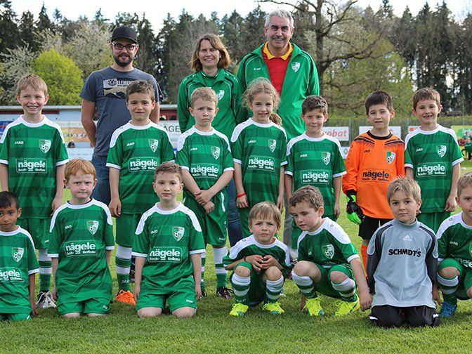 Die U7- und U8-Mannschaft mit dem neuen Dress Die U7- und U8-Mannschaft mit dem neuen Dress