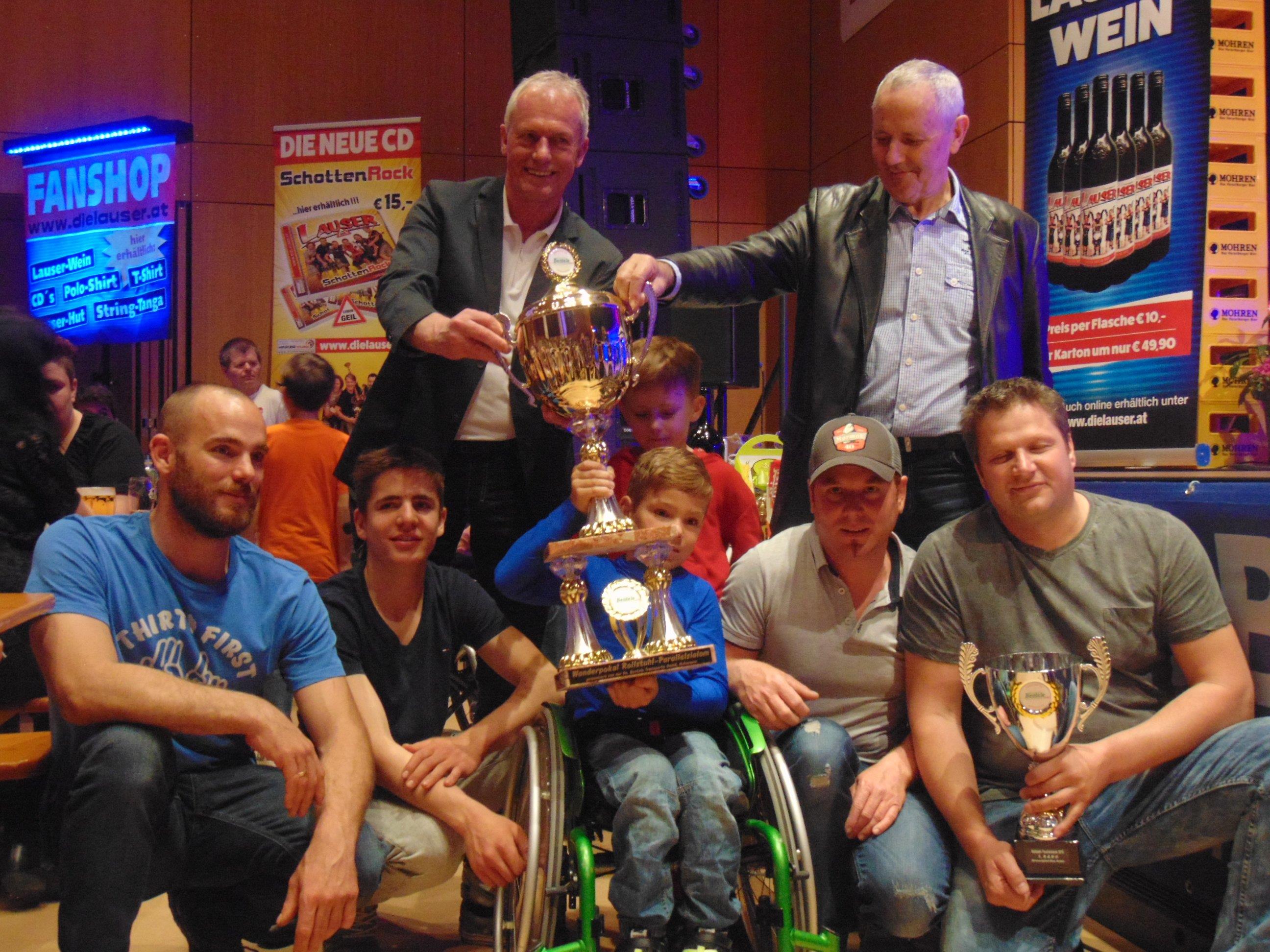 Das Team Maxi sicherte sich den Wanderpokal beim Rollstuhl-Parallelslalom