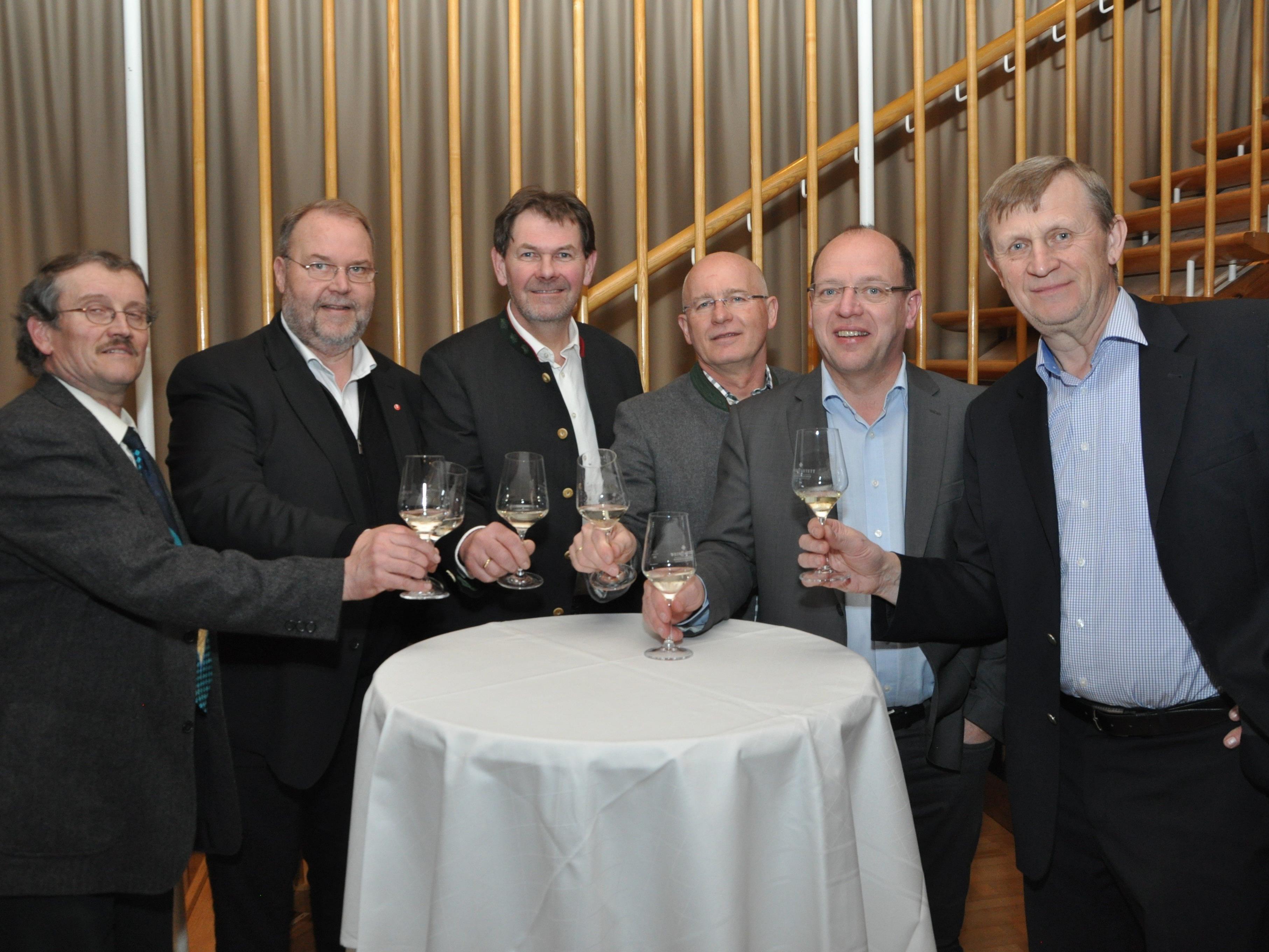 Bürgermeister Werner Müller stieß mit den Donnerskirchner Weinbauern auf eine erfolgreiche Weinmesse an.