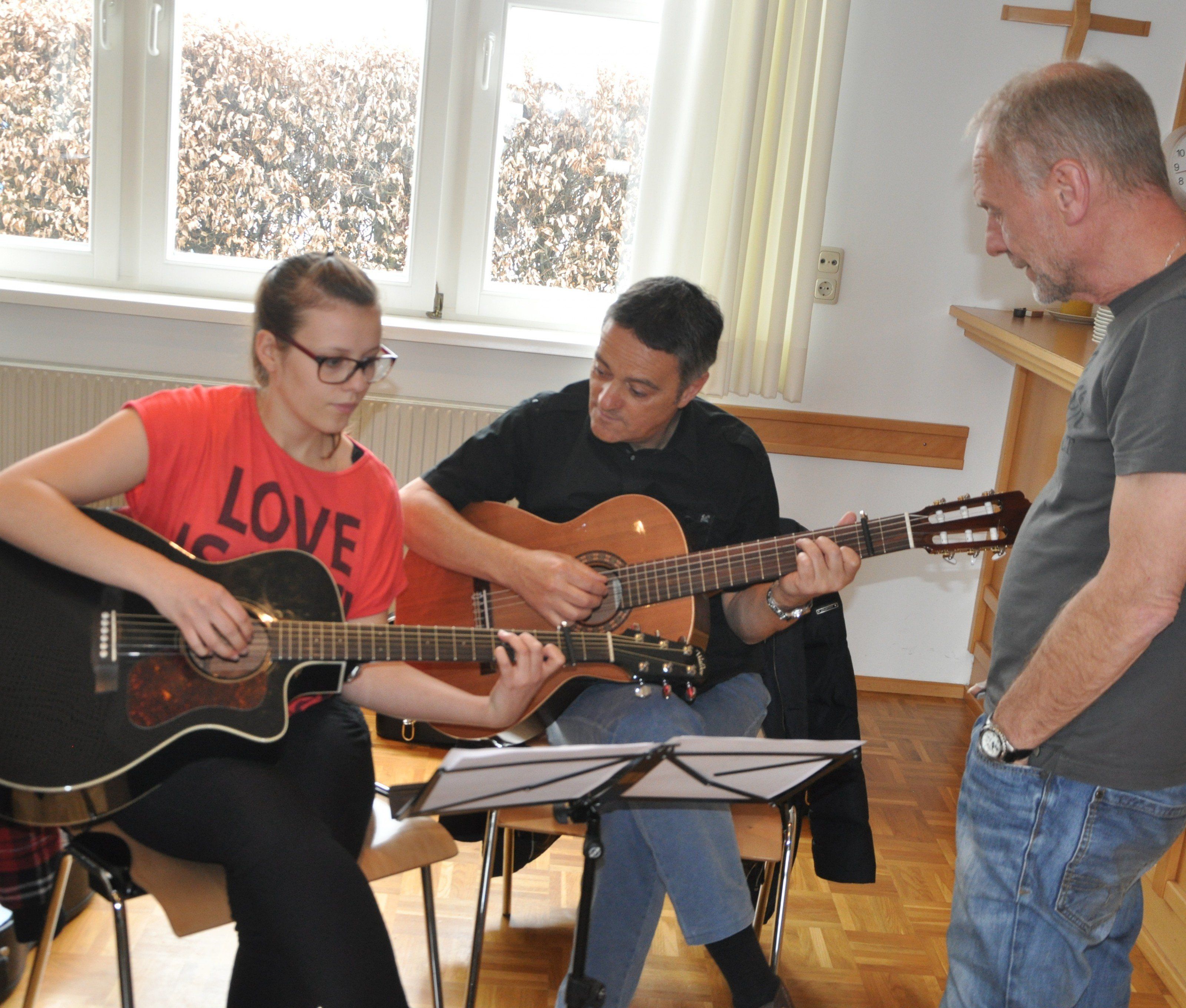 Ein voller Erfolg der Gitarren-Workshop mit Peter Ratzenbeck im Rankweiler Jugendheim. Ein voller Erfolg der Gitarren-Workshop mit Peter Ratzenbeck im Rankweiler Jugendheim.