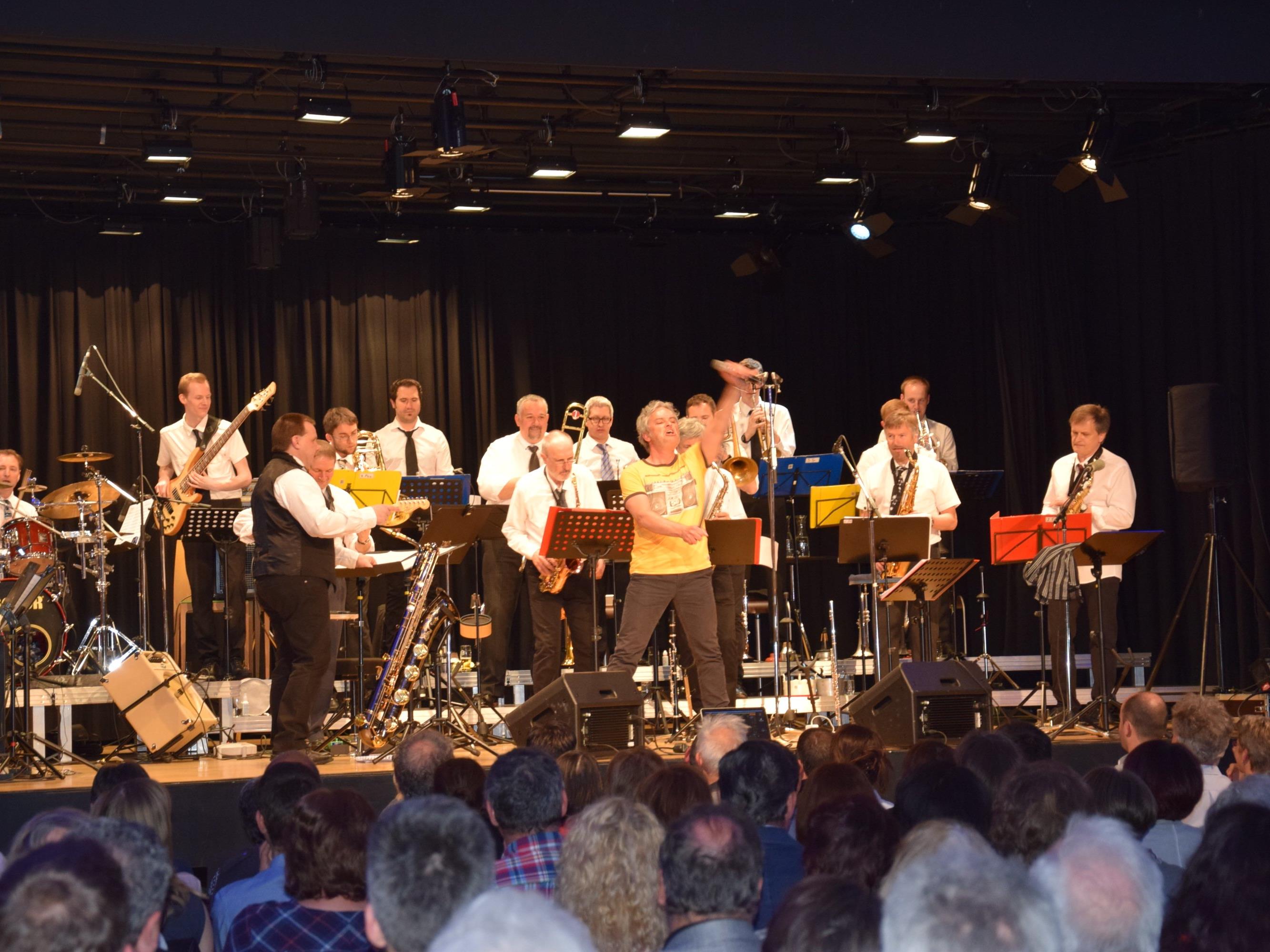 Harry Weber und die Swing Werk Big Band brachten Stimmung in den Saal in Koblach....