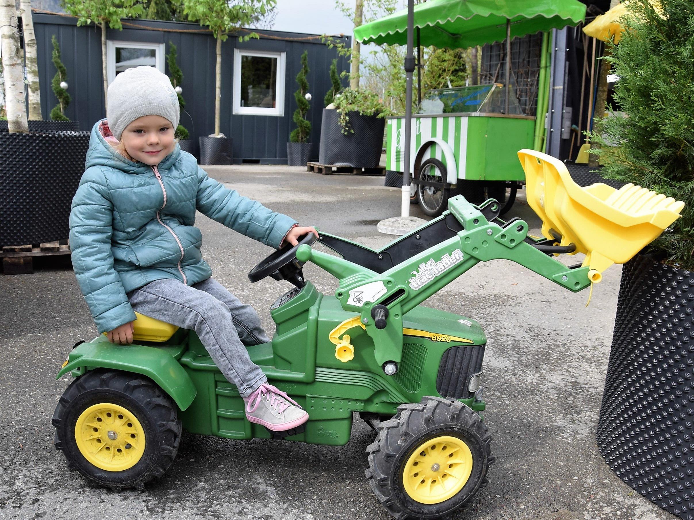 Die vierjährige Helena aus Röns war mit ihren Eltern und dem richtigen Gartenfahrzeug zur Ausstellung angereist....