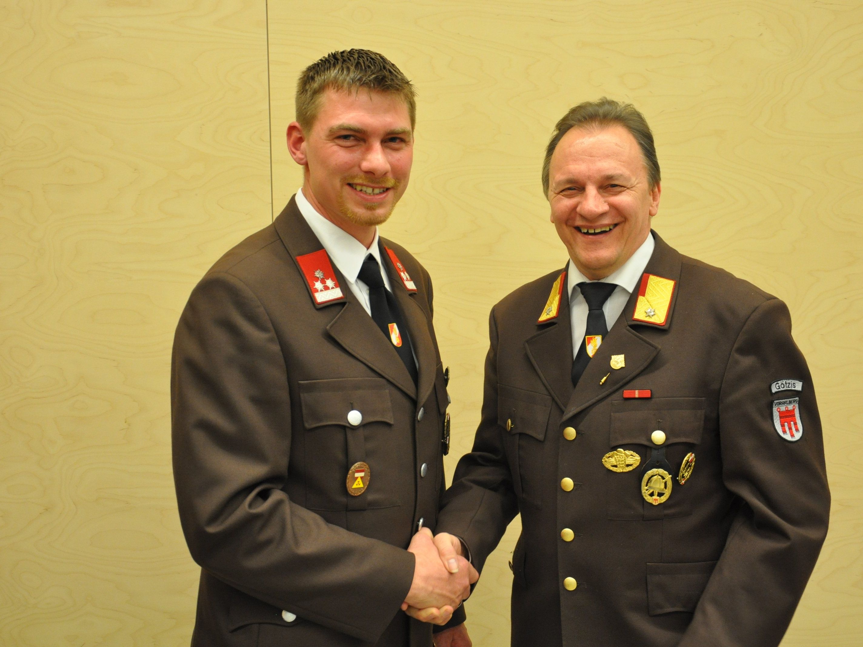 Der scheidende Kommandant Eugen Böckle (re.) übergab sein Amt an Rainer Büsel (li.) Der scheidende Kommandant Eugen Böckle (re.) übergab sein Amt an Rainer Büsel (li.)