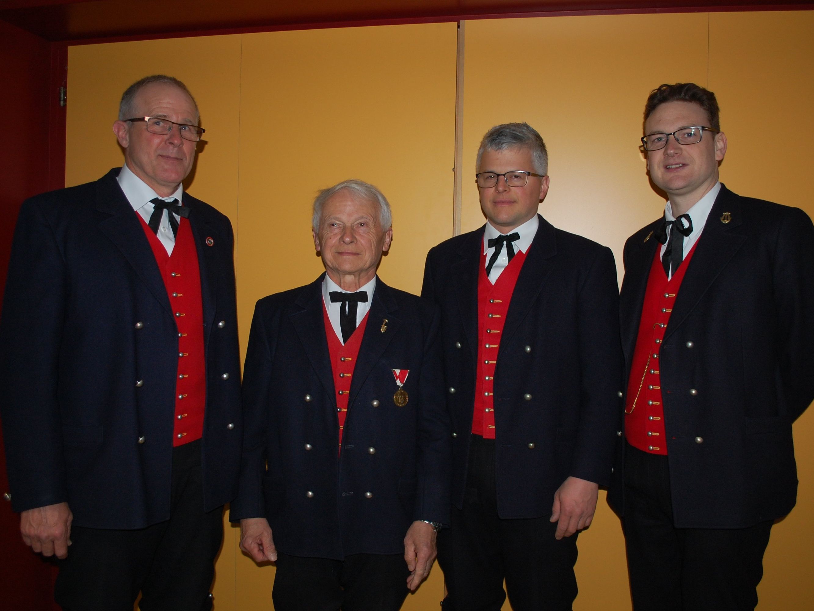 Auch der musikalische Leiter Stefan Ruprecht gratulierte den drei Geehrten. Auch der musikalische Leiter Stefan Ruprecht gratulierte den drei Geehrten.