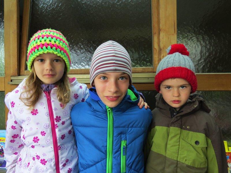 Emma, Martin und Stefan waren mit großer Begeisterung beim ersten Kinderflohmarkt dabei.