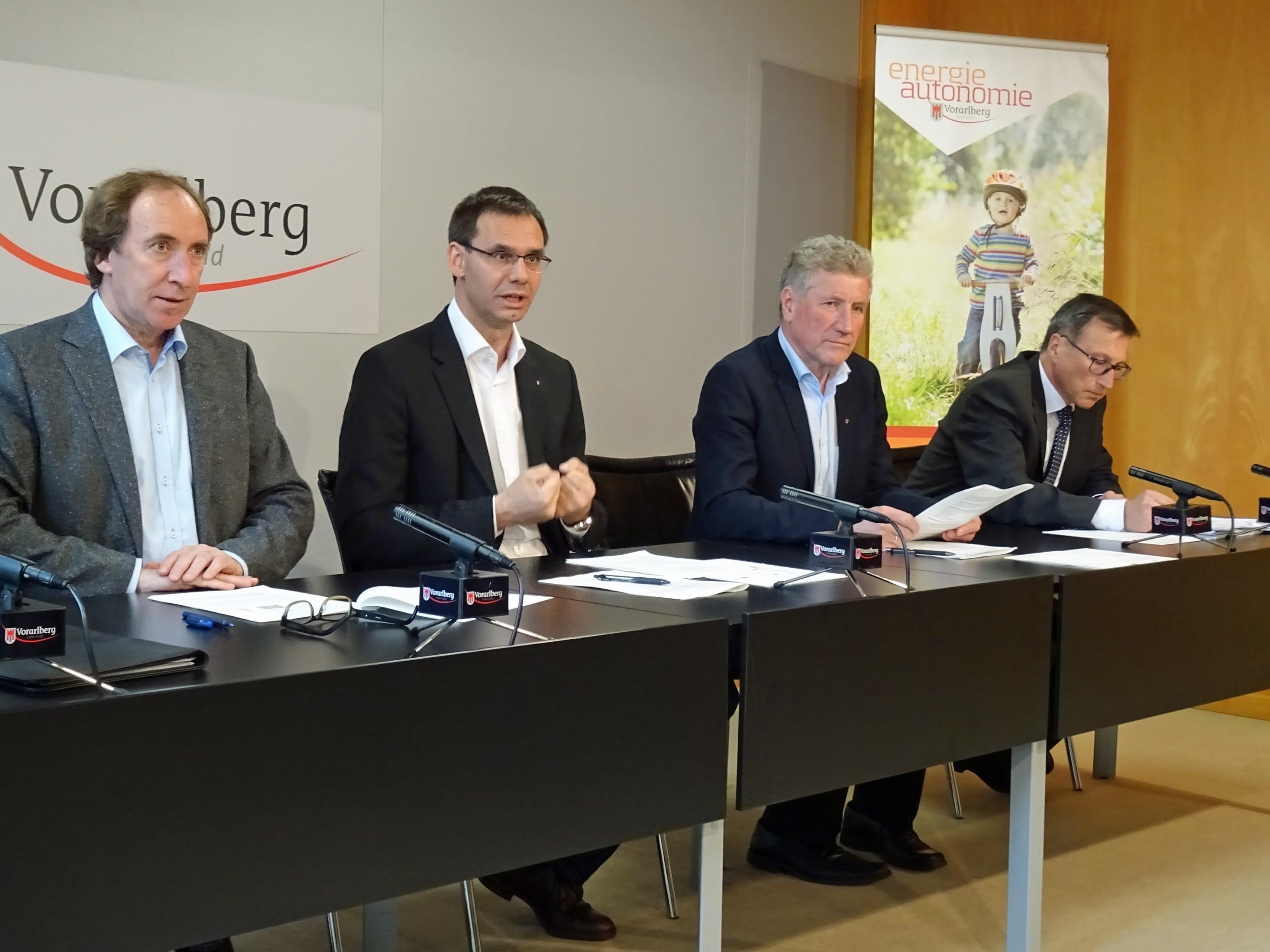 LH Wallner, LR Rauch, LR Schwärzler und VKW-Vorstand Mennel informierten über den erfolgreichen Start der Vorarlberger Energiesparoffensive.