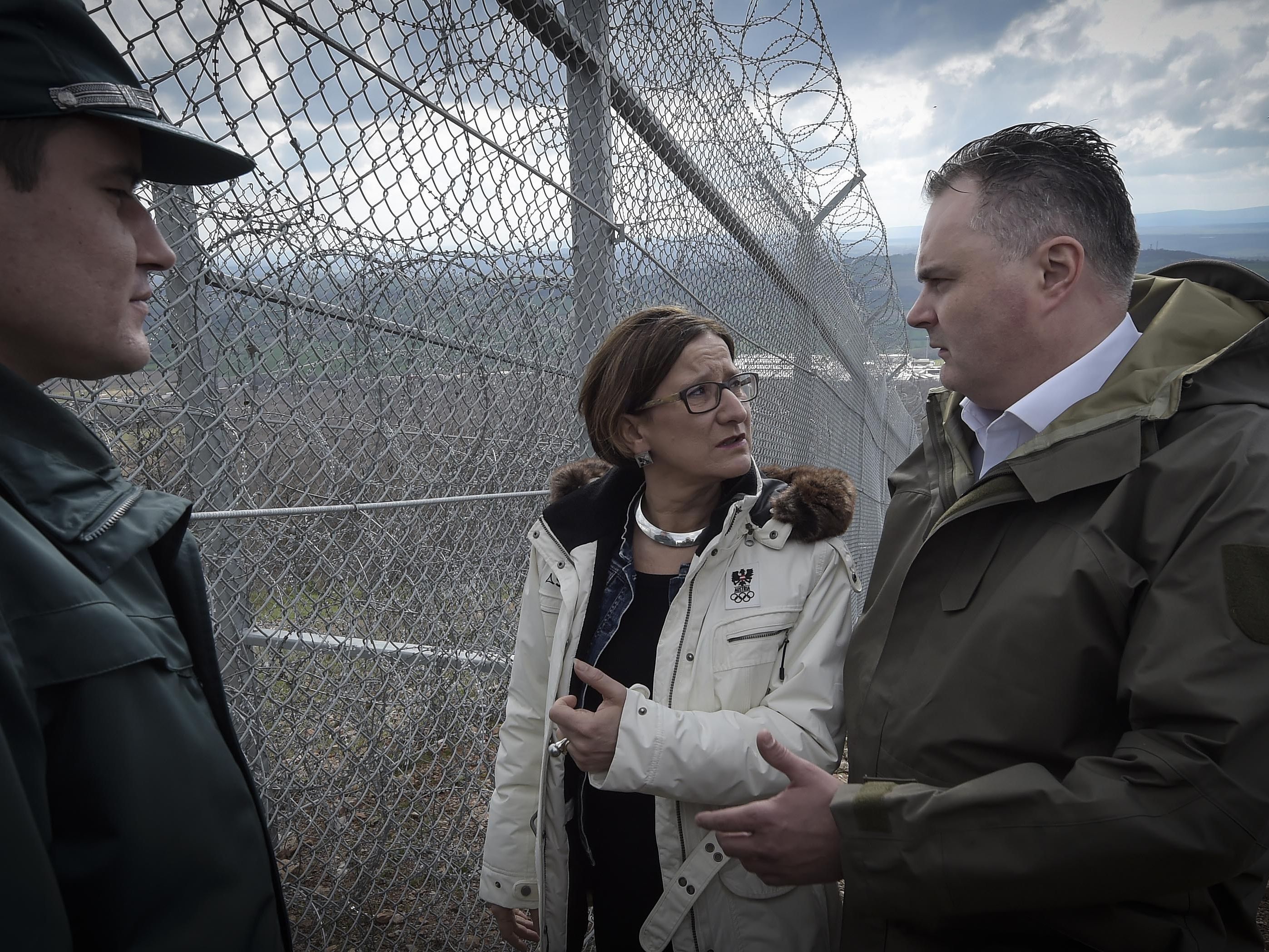 Die Noch-Innenministerin und der VErteidigungsminister an der bulgarisch-türkischen Grenze. Die Noch-Innenministerin und der VErteidigungsminister an der bulgarisch-türkischen Grenze.