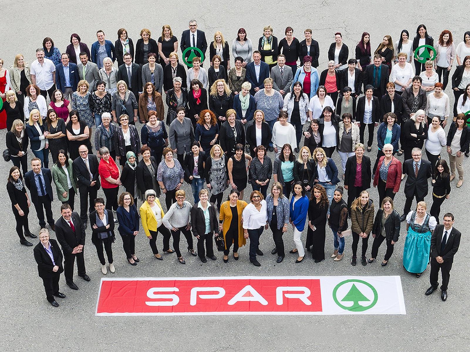 SPAR Vorarlberg dankte 124 Mitarbeitern für 2.035 Dienstjahre im Zeichen der Tanne. Im Bild unsere Jubilare mit Gratulanten.