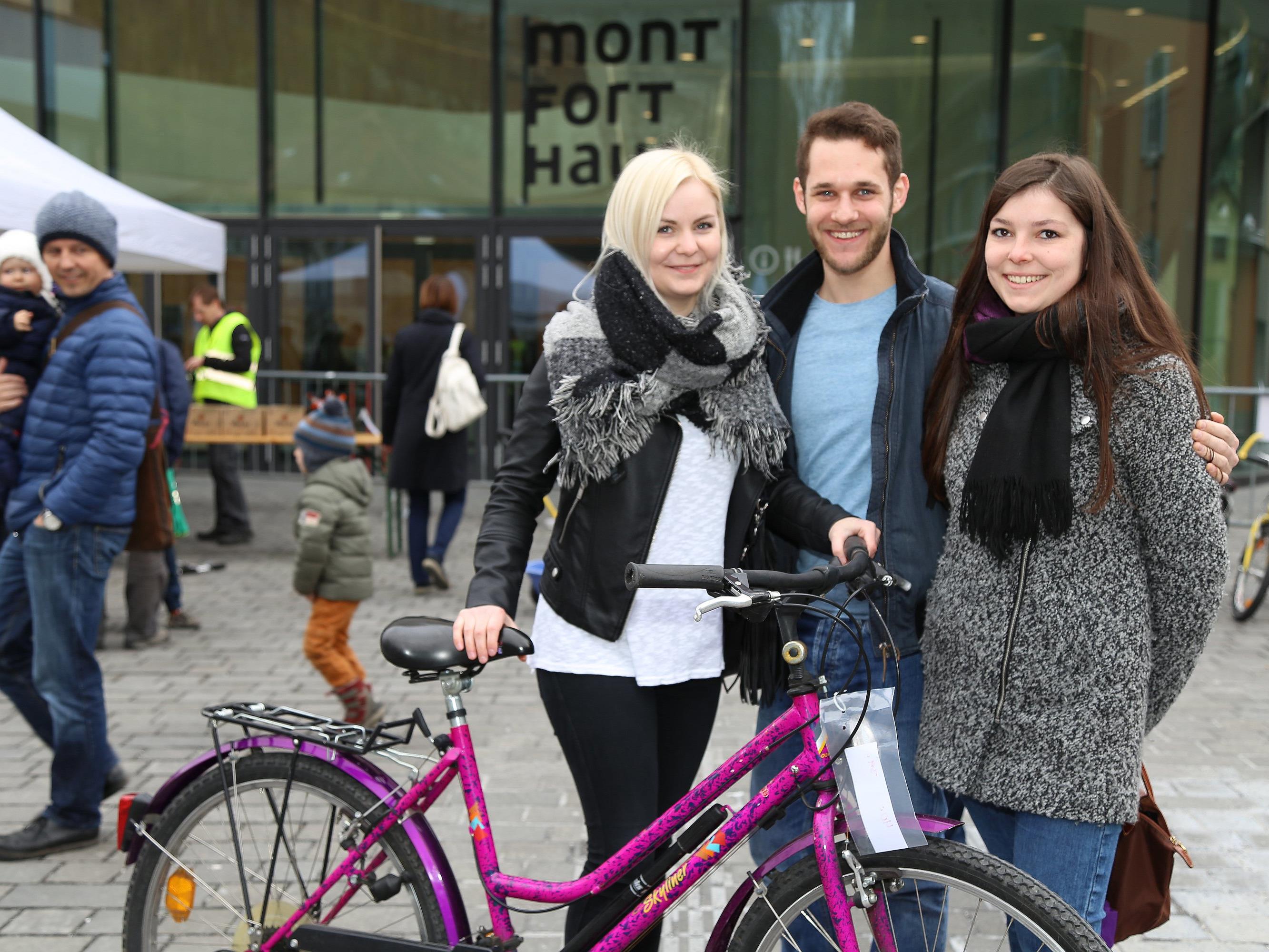 Ein Treffpunkt für die ganze Familie: Der Fahrradbasar am Montfortplatz war trotz Regen gut besucht.