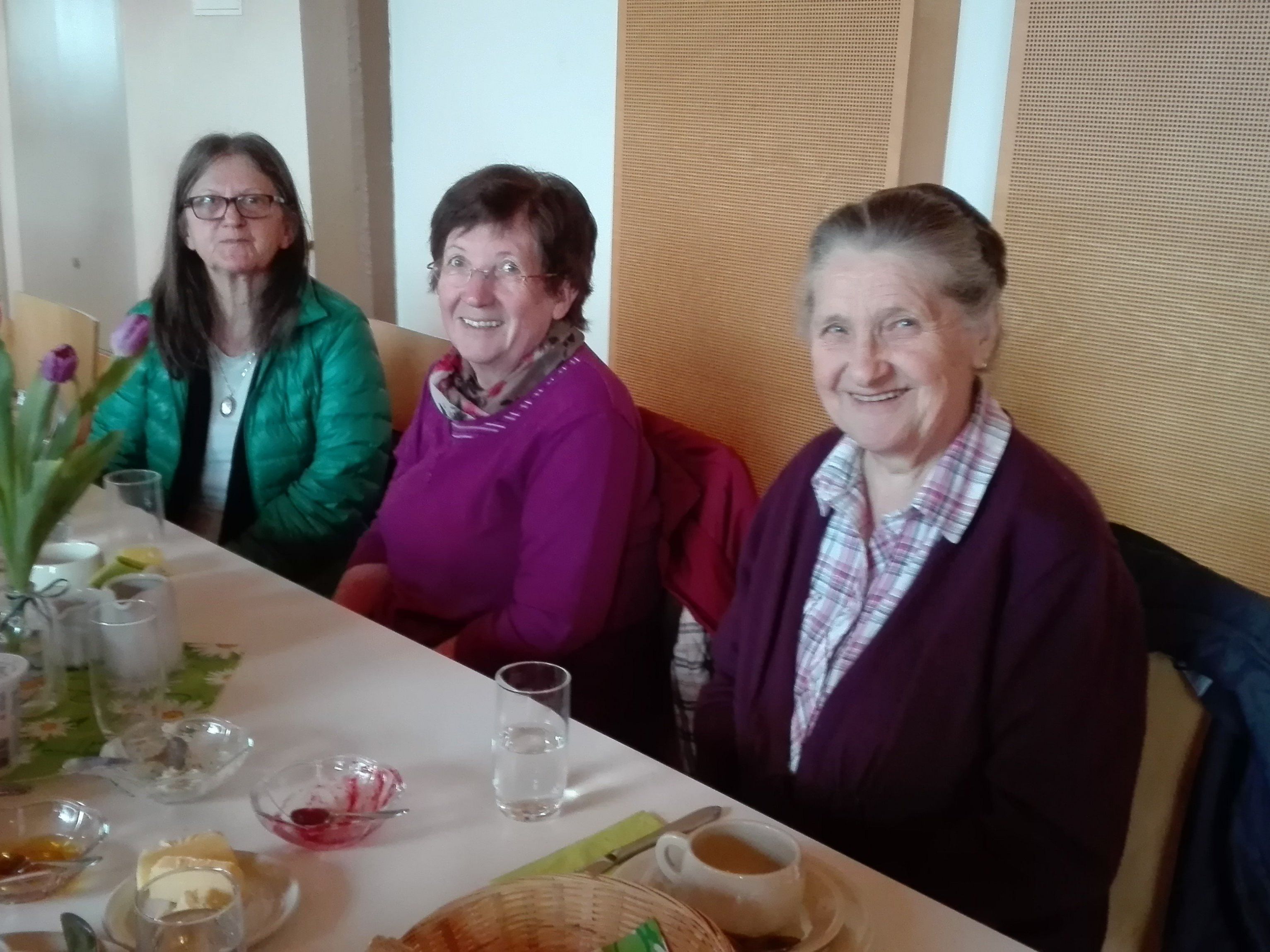 Frühstück im Pfarrsaal Frühstück im Pfarrsaal